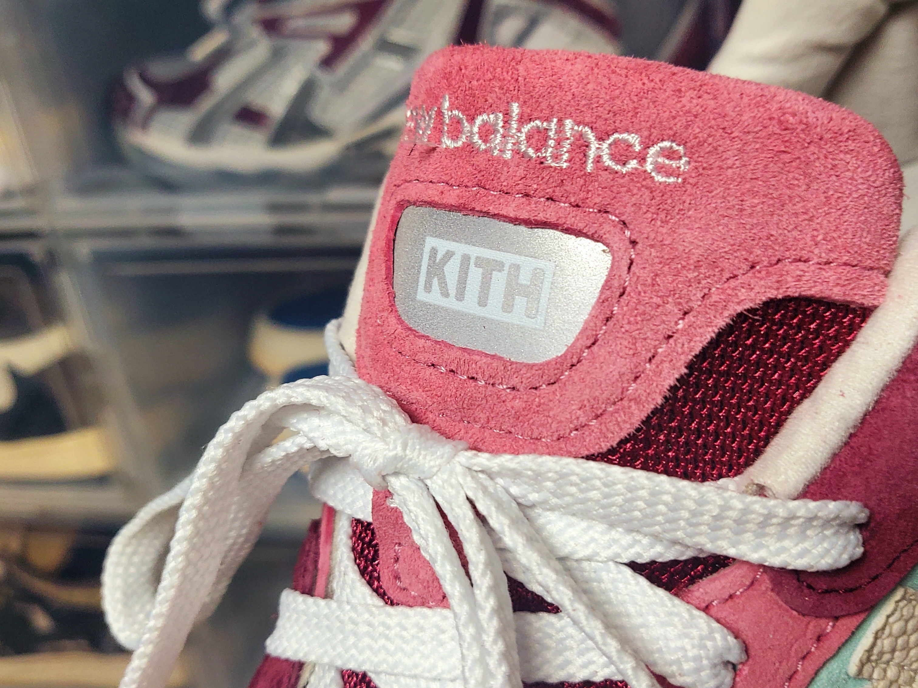 New Balance x Kith 992 Made in USA Kithmas Burgundy Reef 착용 스타일 - 5