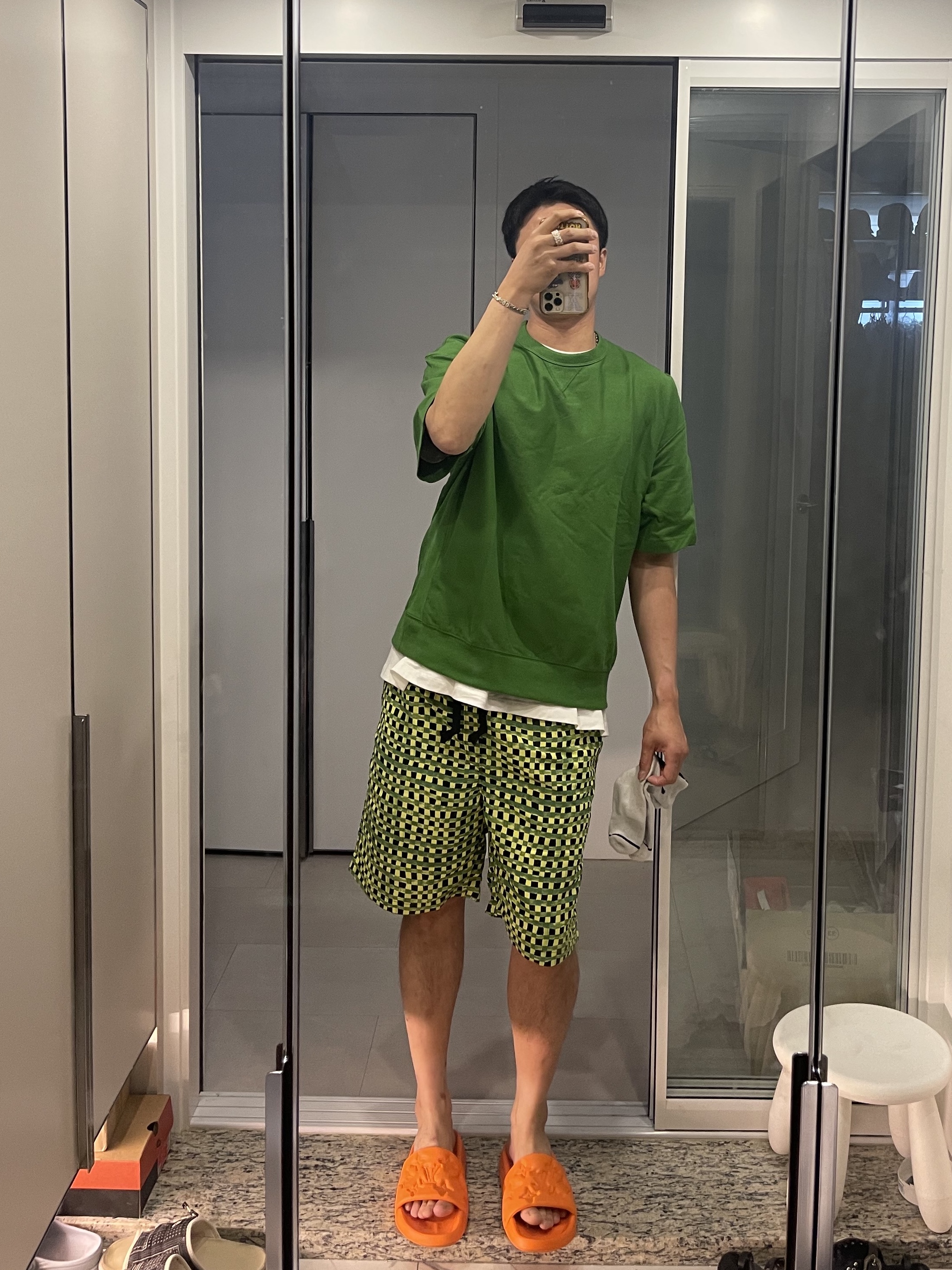 Louis Vuitton Waterfront Mules Green 착용 스타일