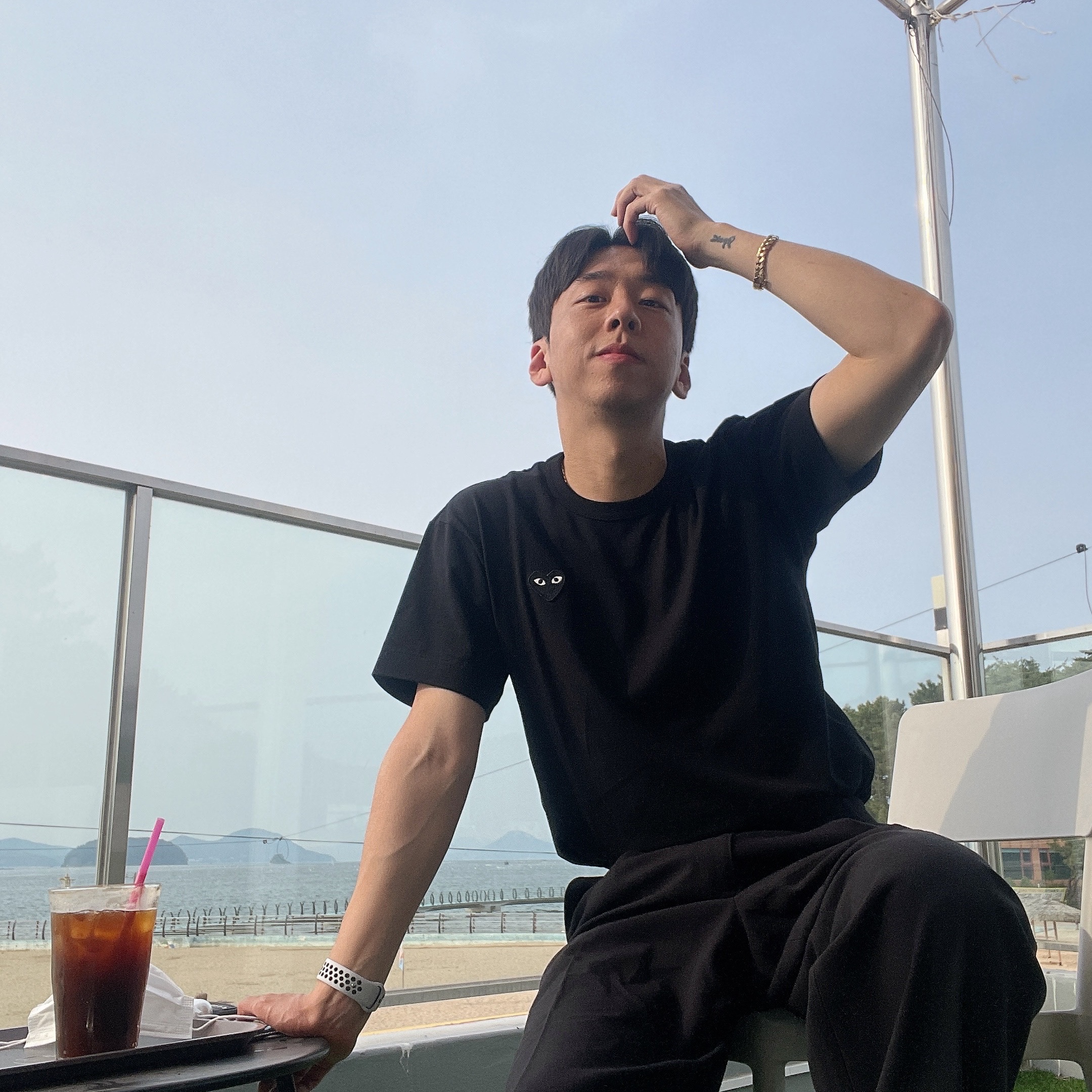 Play Comme des Garcons Black Heart T-Shirt Black 착용 스타일
