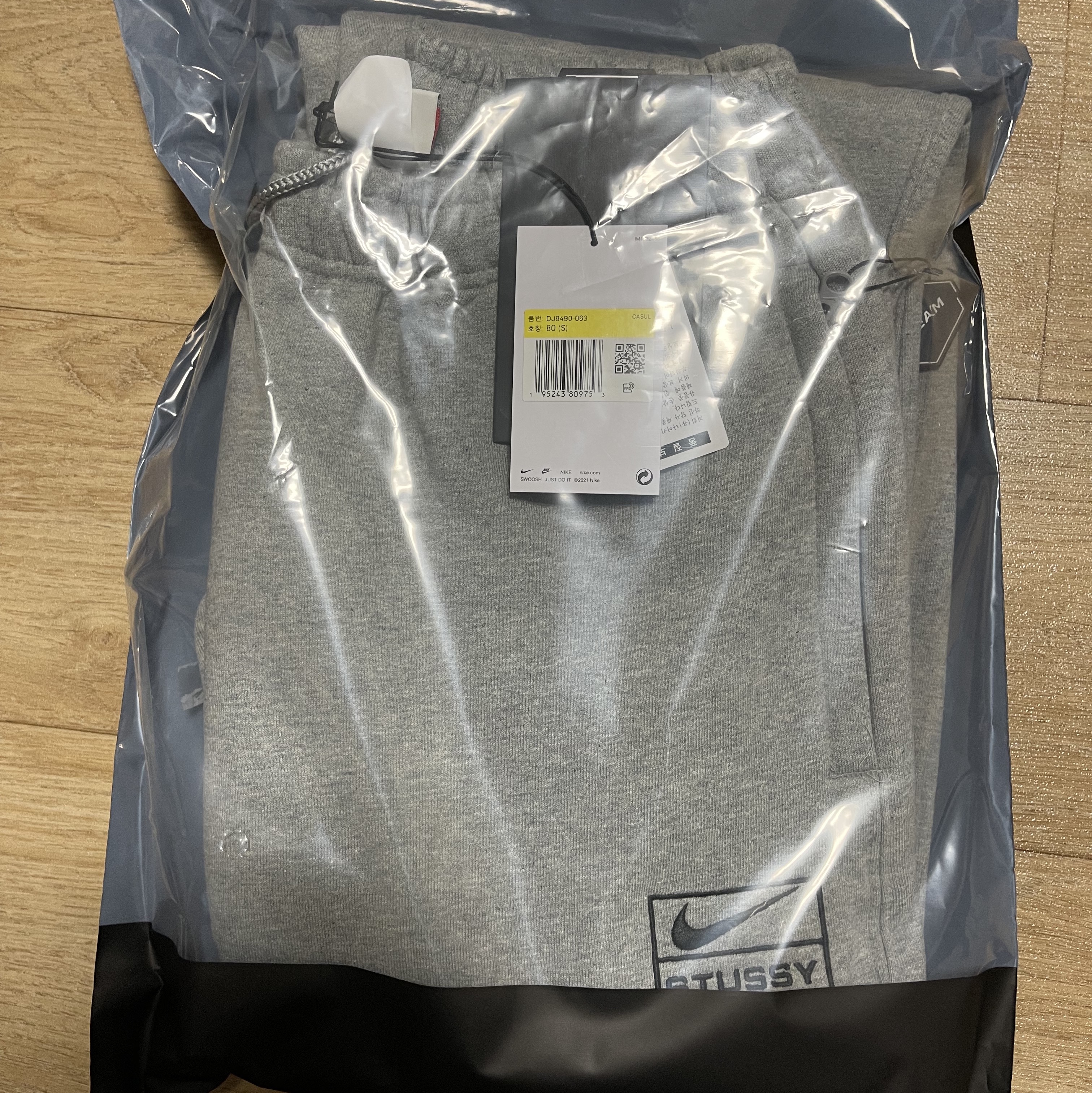 Nike x Stussy NRG RA Fleece Pants Dark Grey Heather (DJ9490-063), Nike x Stussy NRG RA Washed Fleece Pants Black (DN4030-010) 착용 스타일 - 1