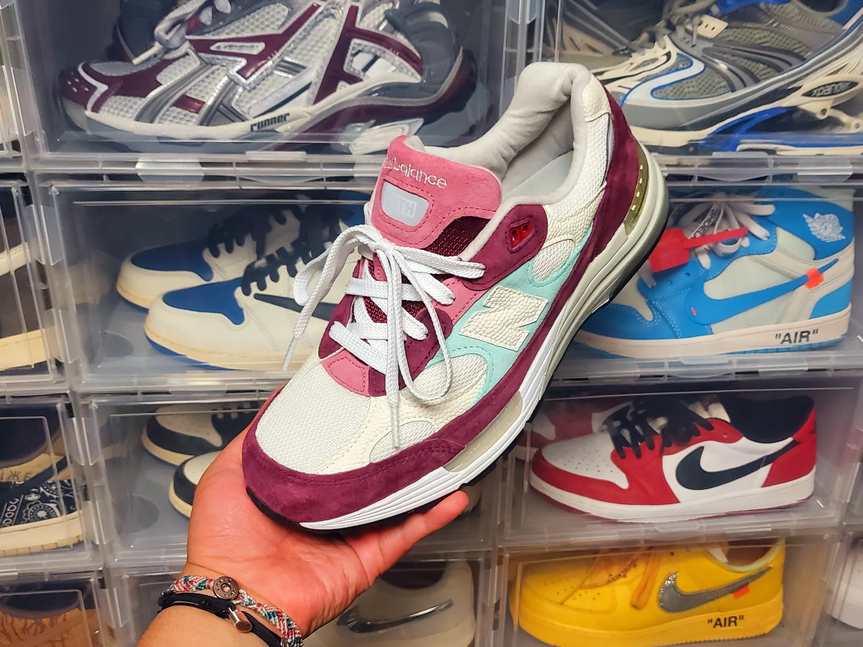 New Balance x Kith 992 Made in USA Kithmas Burgundy Reef 착용 스타일 - 1