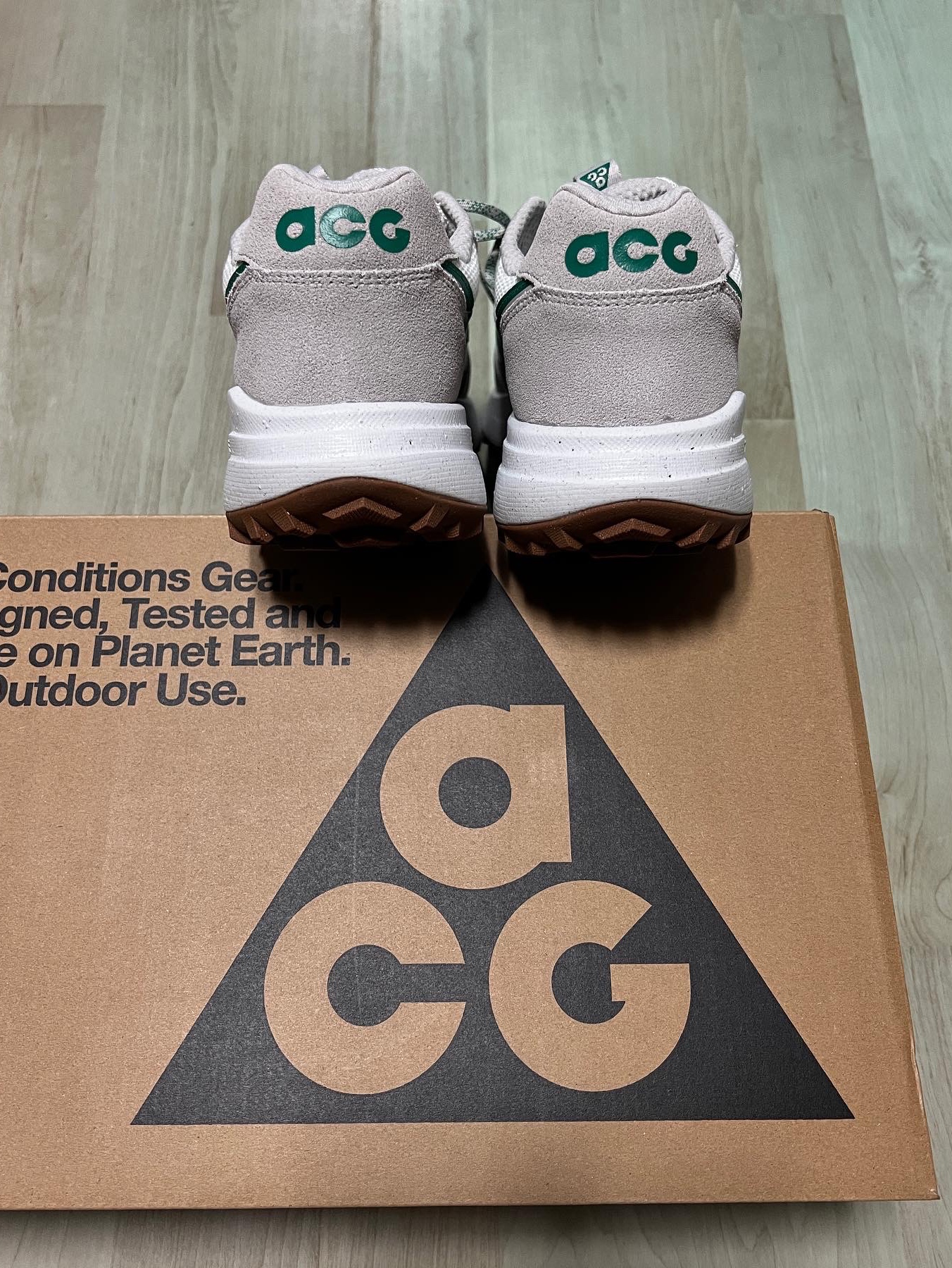 Nike ACG Lowcate Light Iron Ore 착용 스타일 - 4