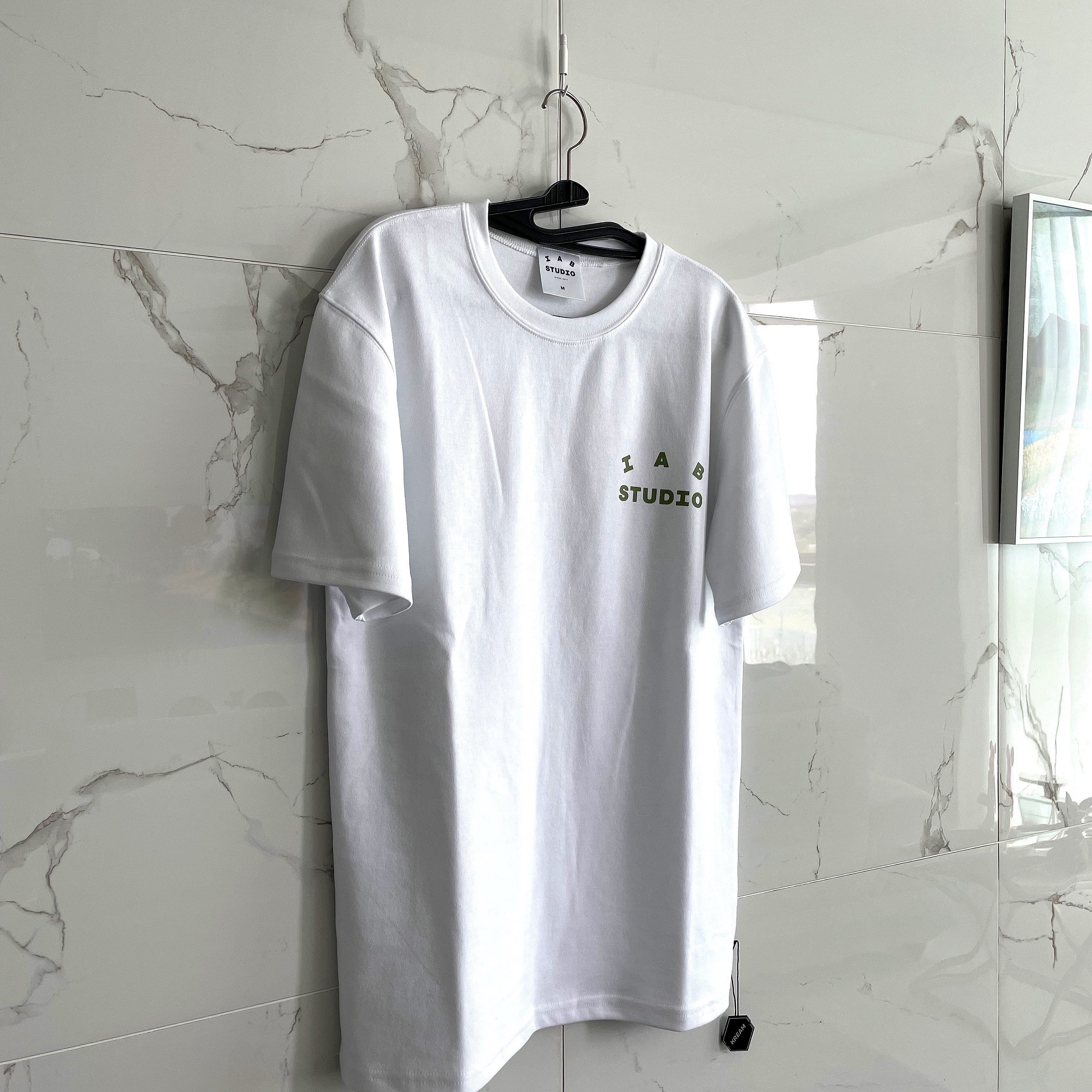 IAB Studio T-Shirt White Light Green 착용 스타일 - 2