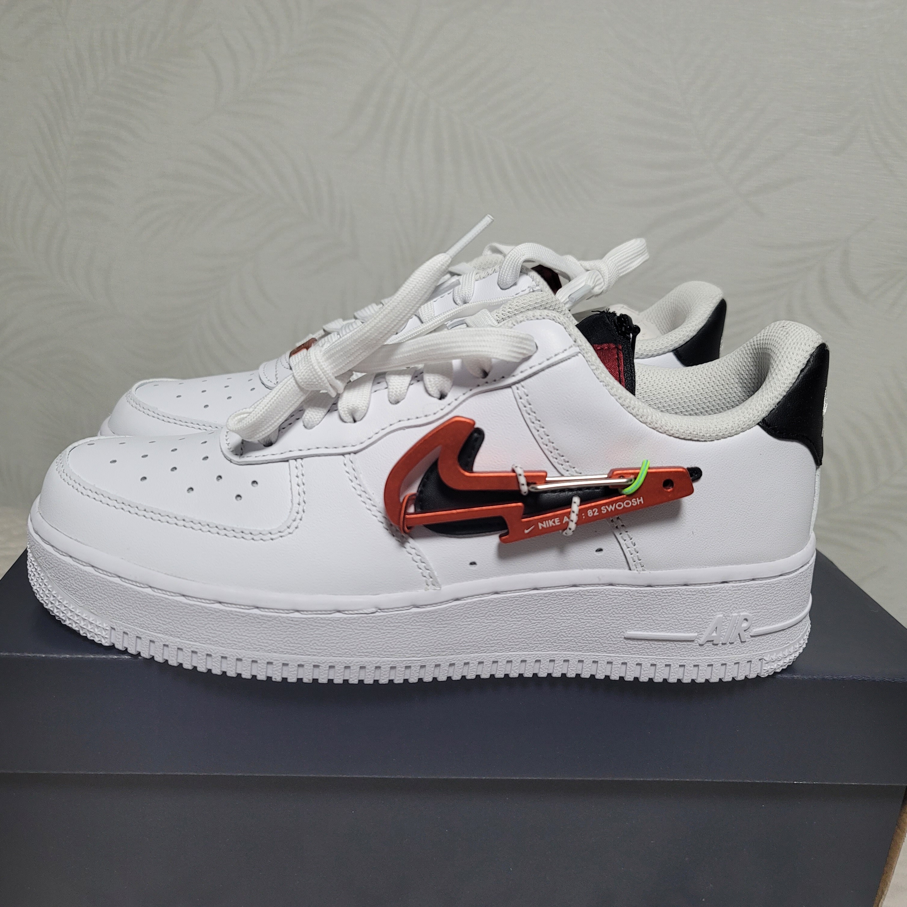 Nike Air Force 1 '07 PRM Carabiner Red 착용 스타일 - 2
