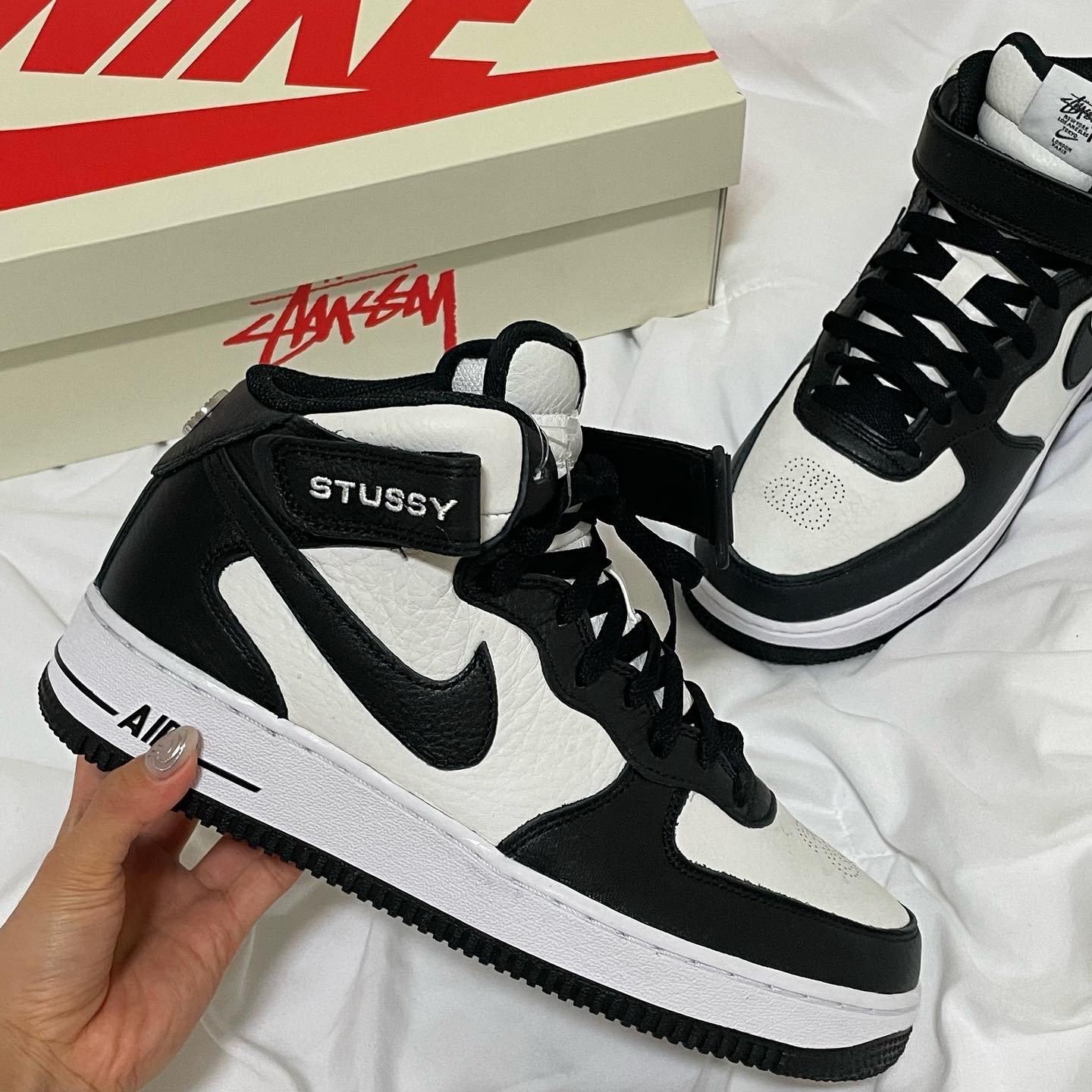 Nike x Stussy Air Force 1 '07 Mid SP Black and Light Bone 착용 스타일 - 2