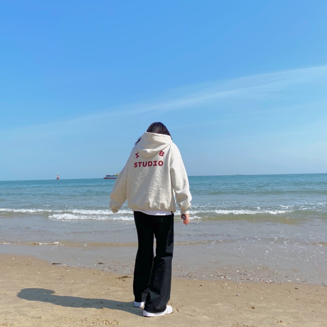 IAB Studio Hoodie Oatmeal Burgundy, Nike x Sacai Blazer Low White Patent Leather 착용 스타일 - 2