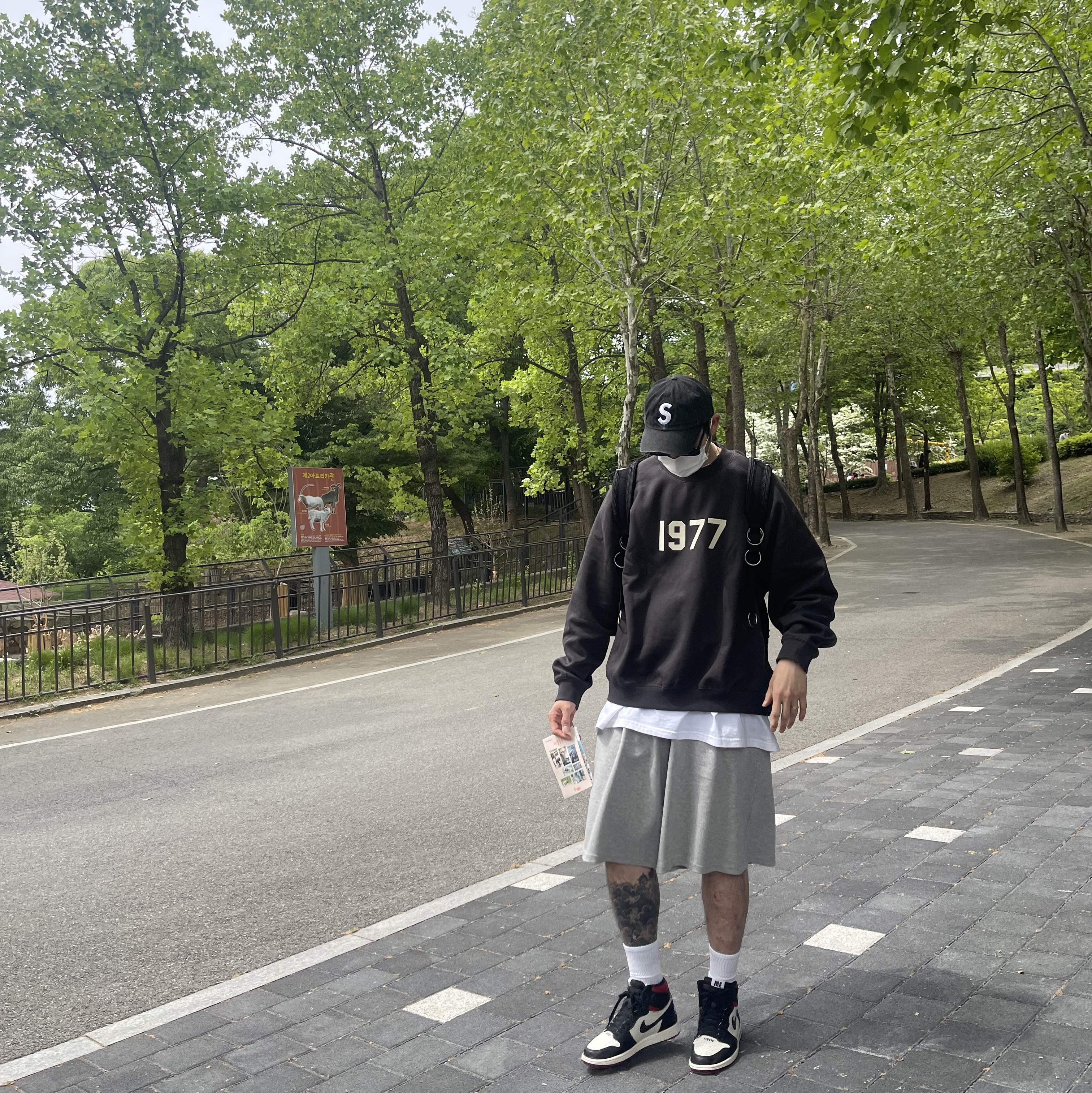 Jordan 1 Retro High Not for Resale Varsity Red, Essentials 1977 Crewneck Sweatshirt Iron - 22SS 착용 스타일