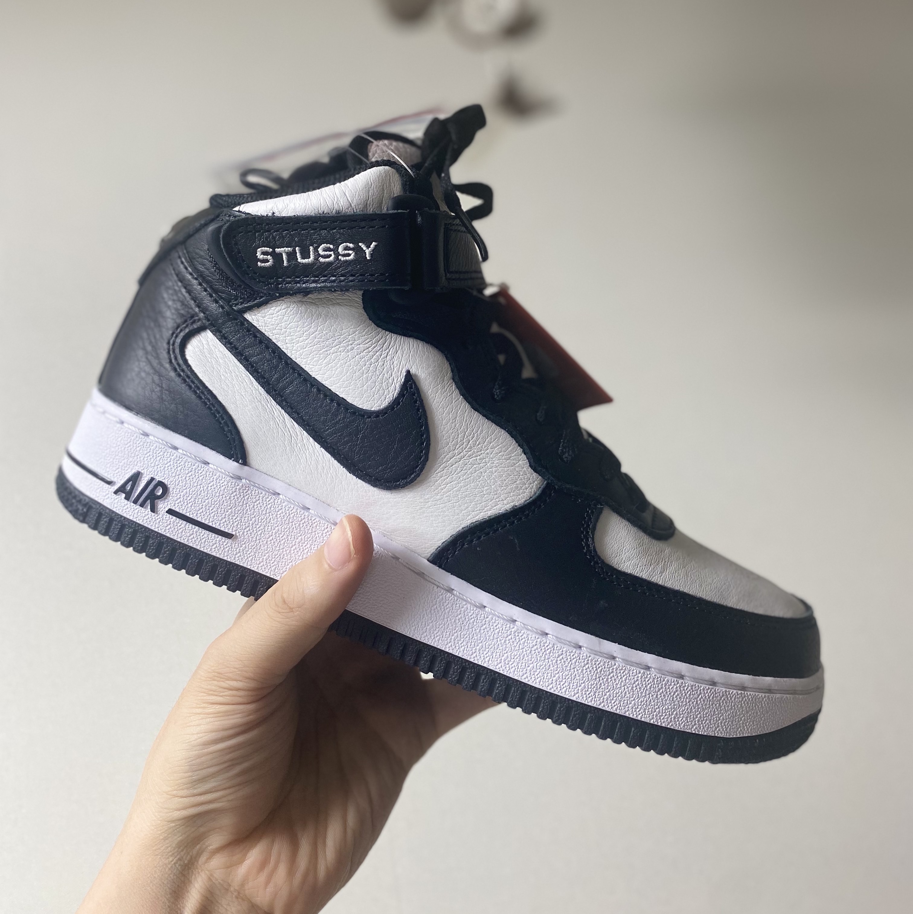 Nike x Stussy Air Force 1 '07 Mid SP Black and Light Bone 착용 스타일