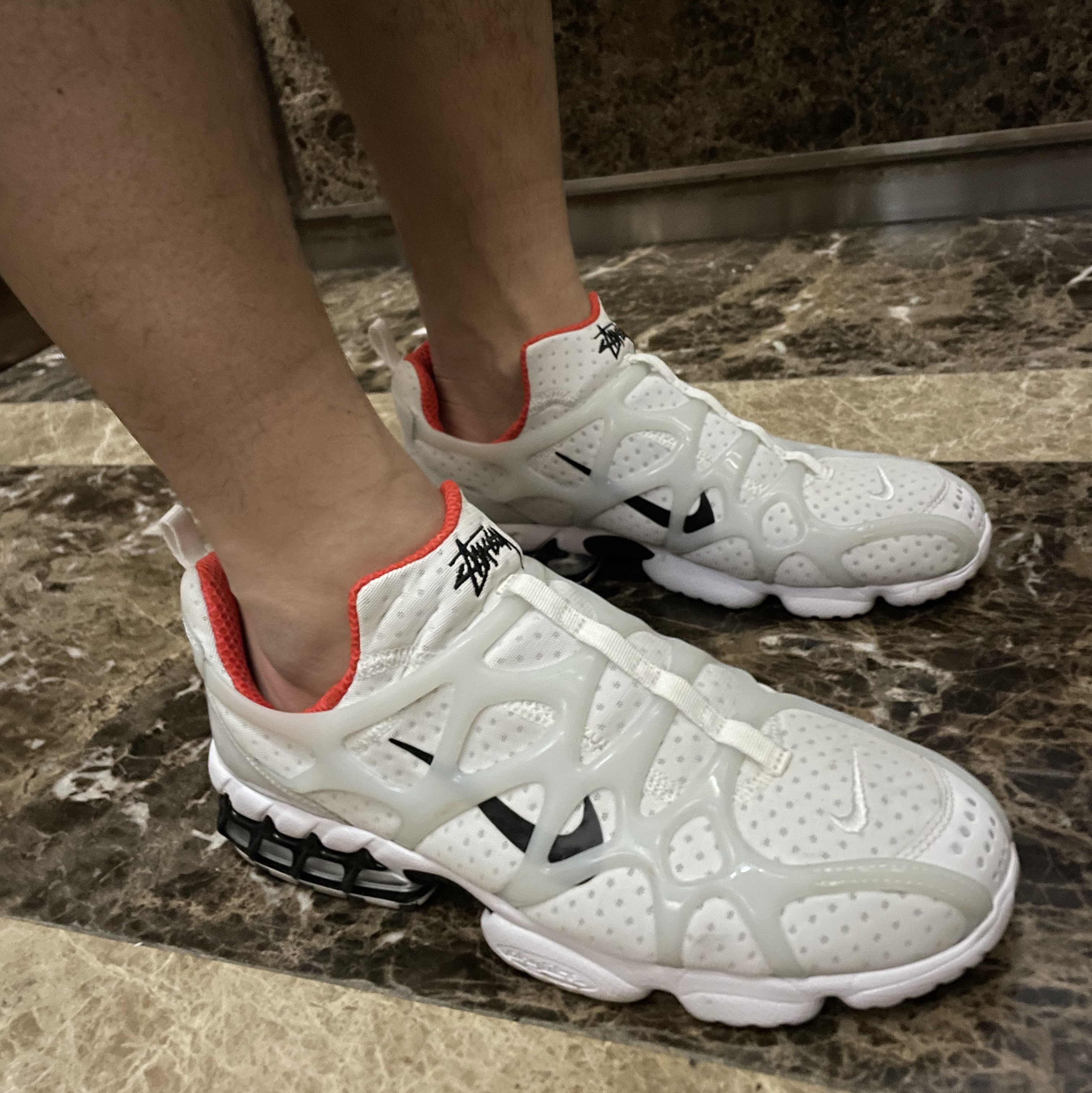 Nike x Stussy Air Zoom Spiridon Kukini White, Nike x Stussy Bucket Hat Habanero Red 착용 스타일 - 3