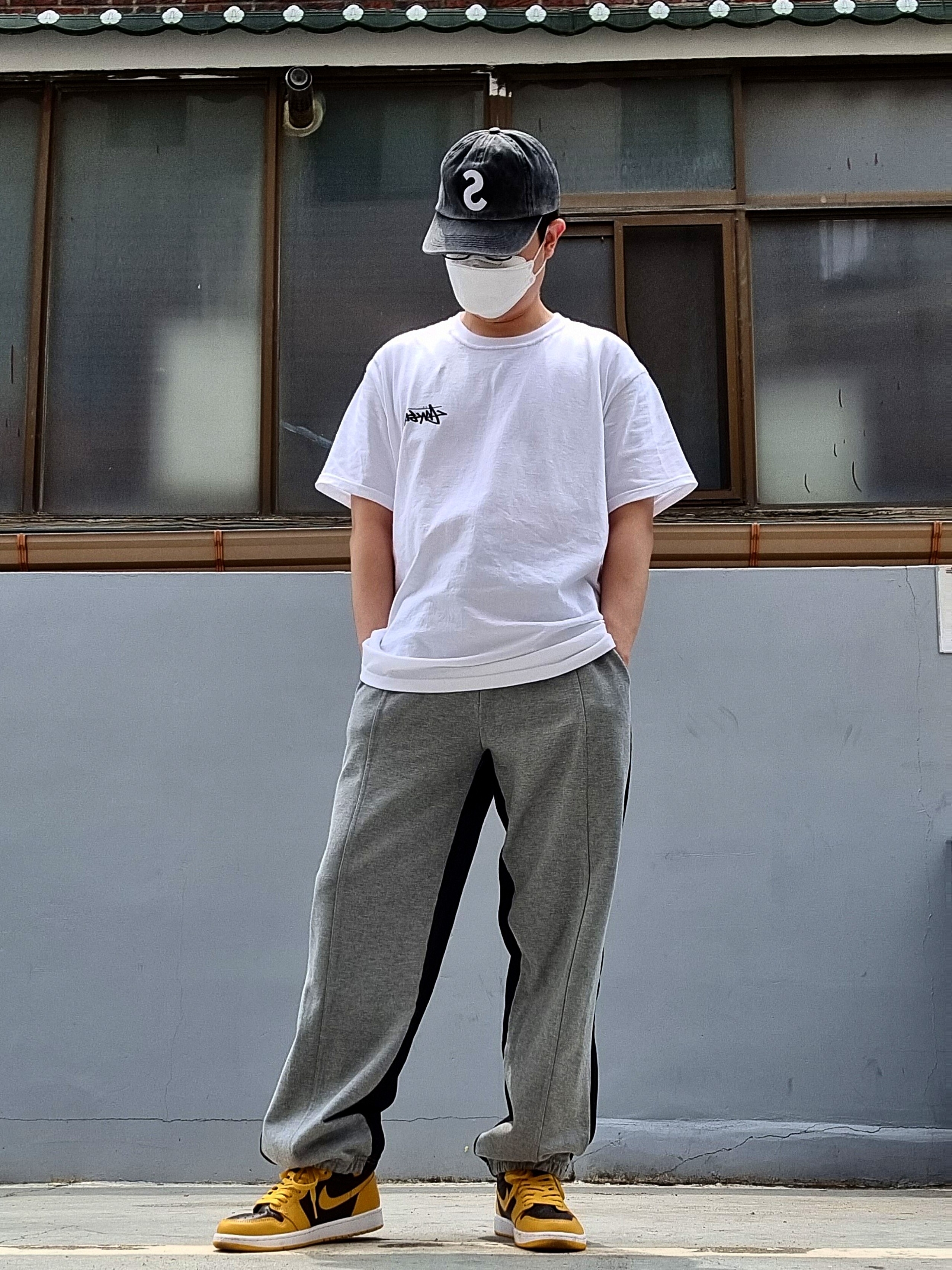 Stussy Fuzzy Dice T-Shirt White, Jordan 1 Retro High OG Pollen 착용 스타일 - 1
