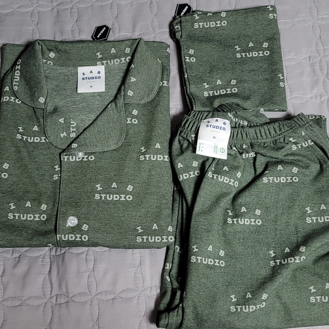 IAB Studio Pajama Set Deep Green 착용 스타일