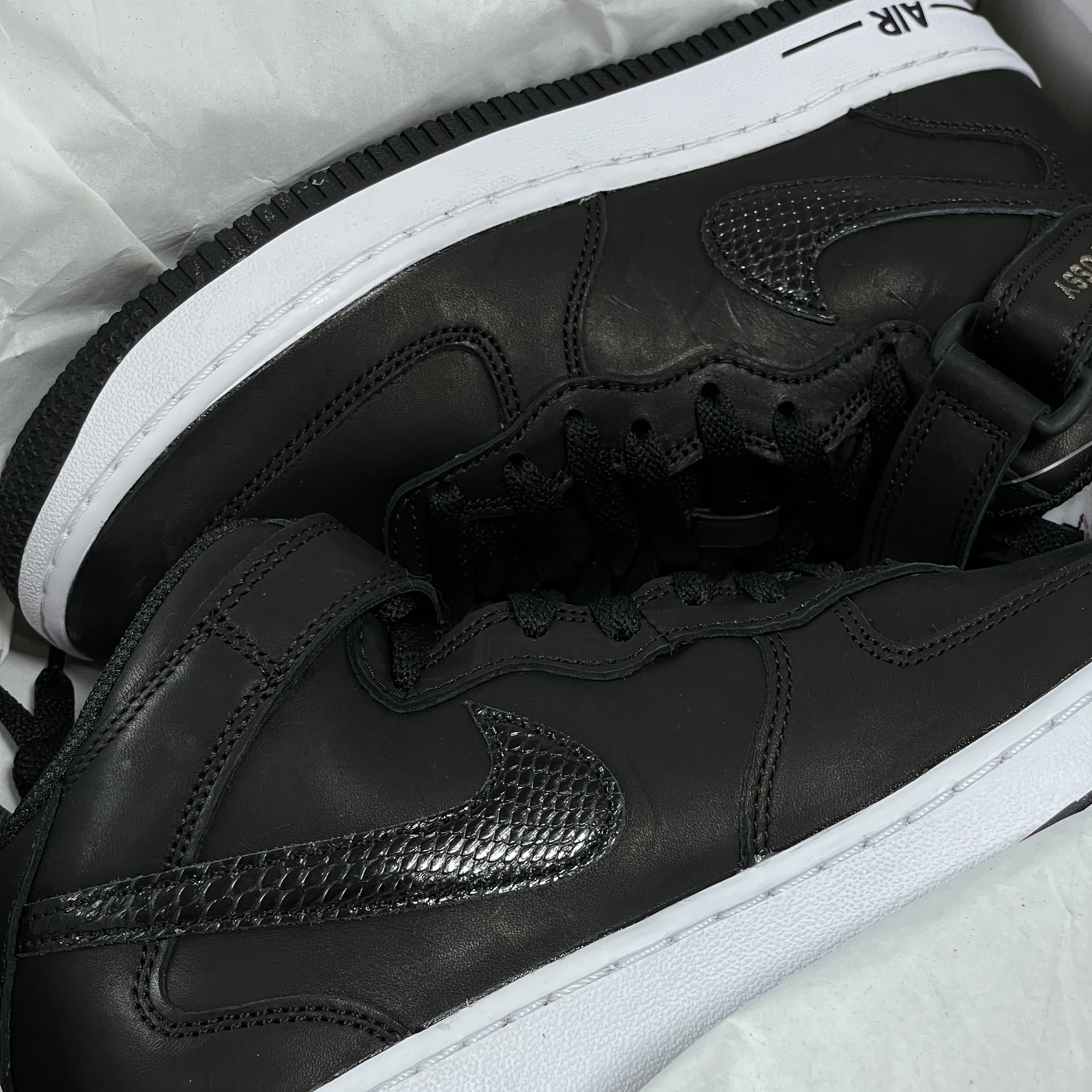Nike x Stussy Air Force 1 '07 Mid SP Black 착용 스타일 - 1