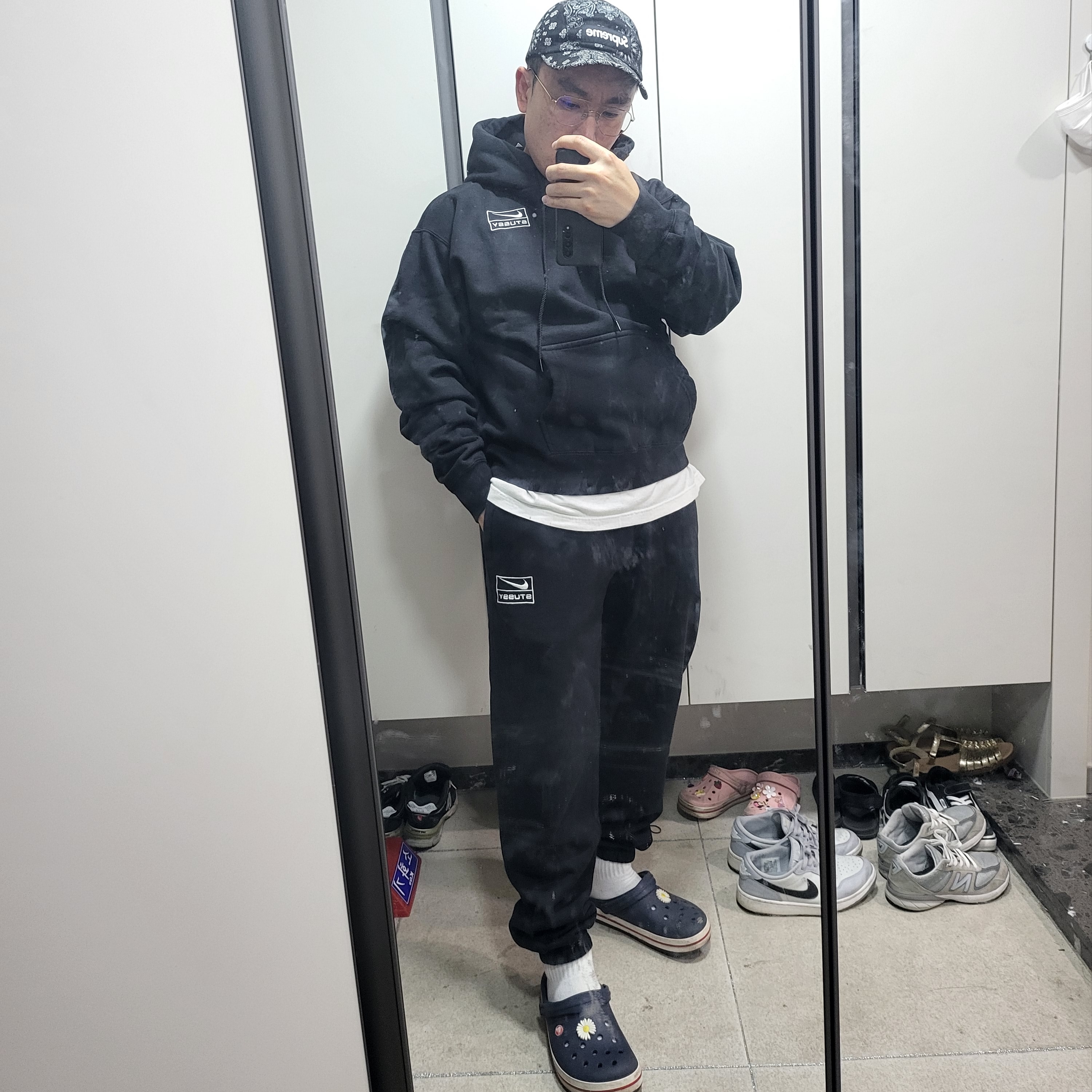 Nike x Stussy NRG RA Washed Pullover Hoodie Black (DN4028-010), Nike x Stussy NRG RA Washed Fleece Pants Black (DN4030-010) 착용 스타일 - 1