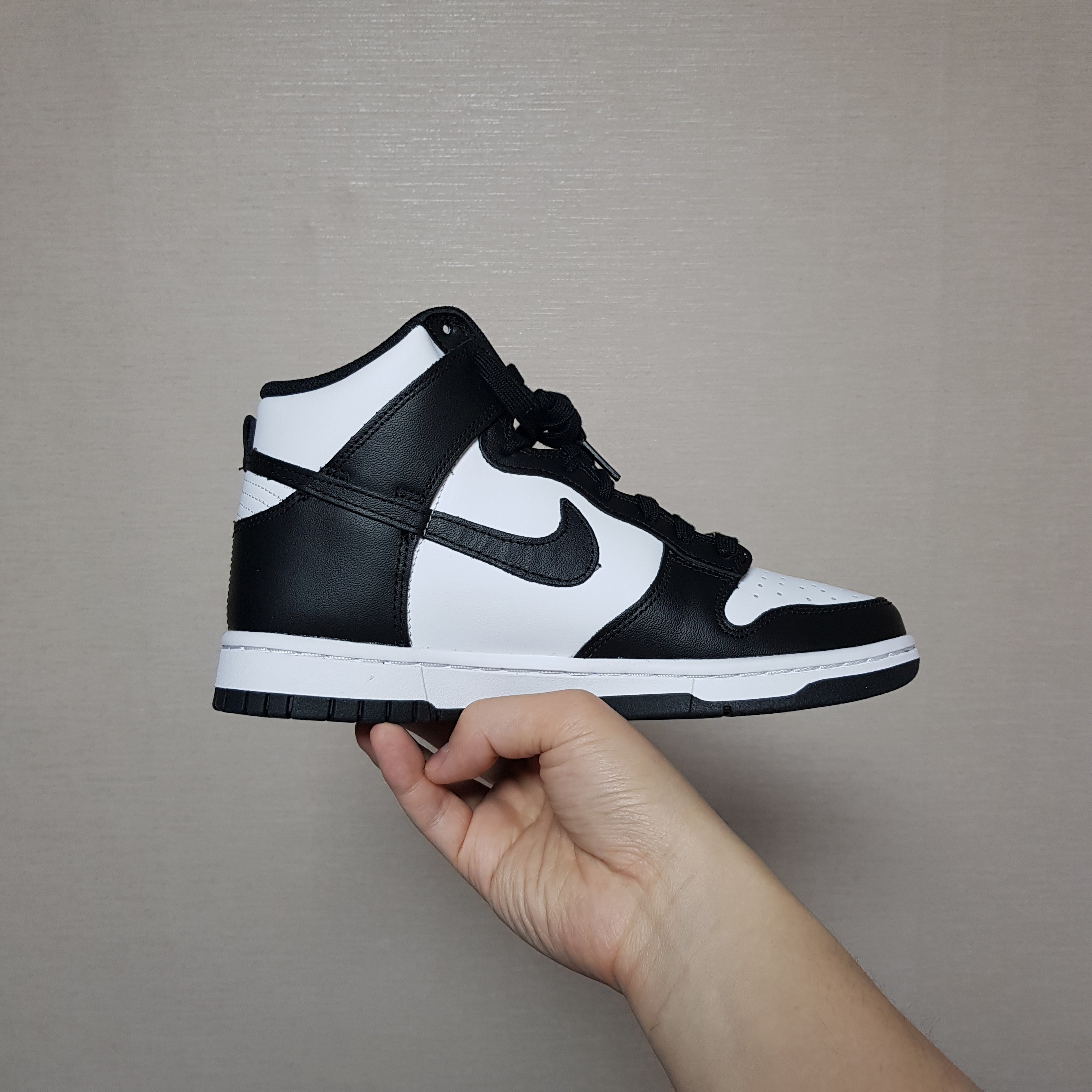 (W) Nike Dunk High Black and White 착용 스타일 - 4