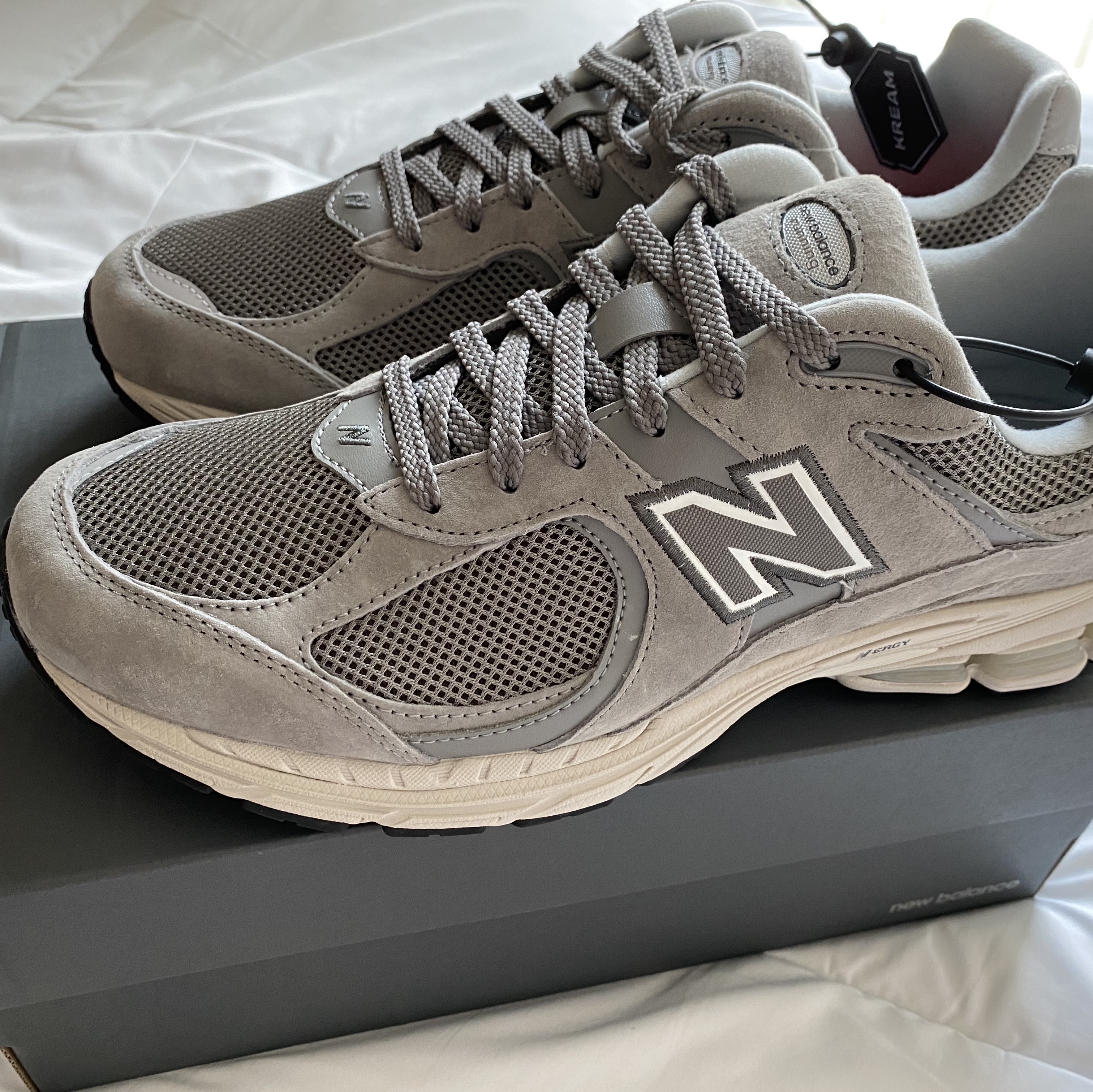 New Balance 2002R Grey 착용 스타일