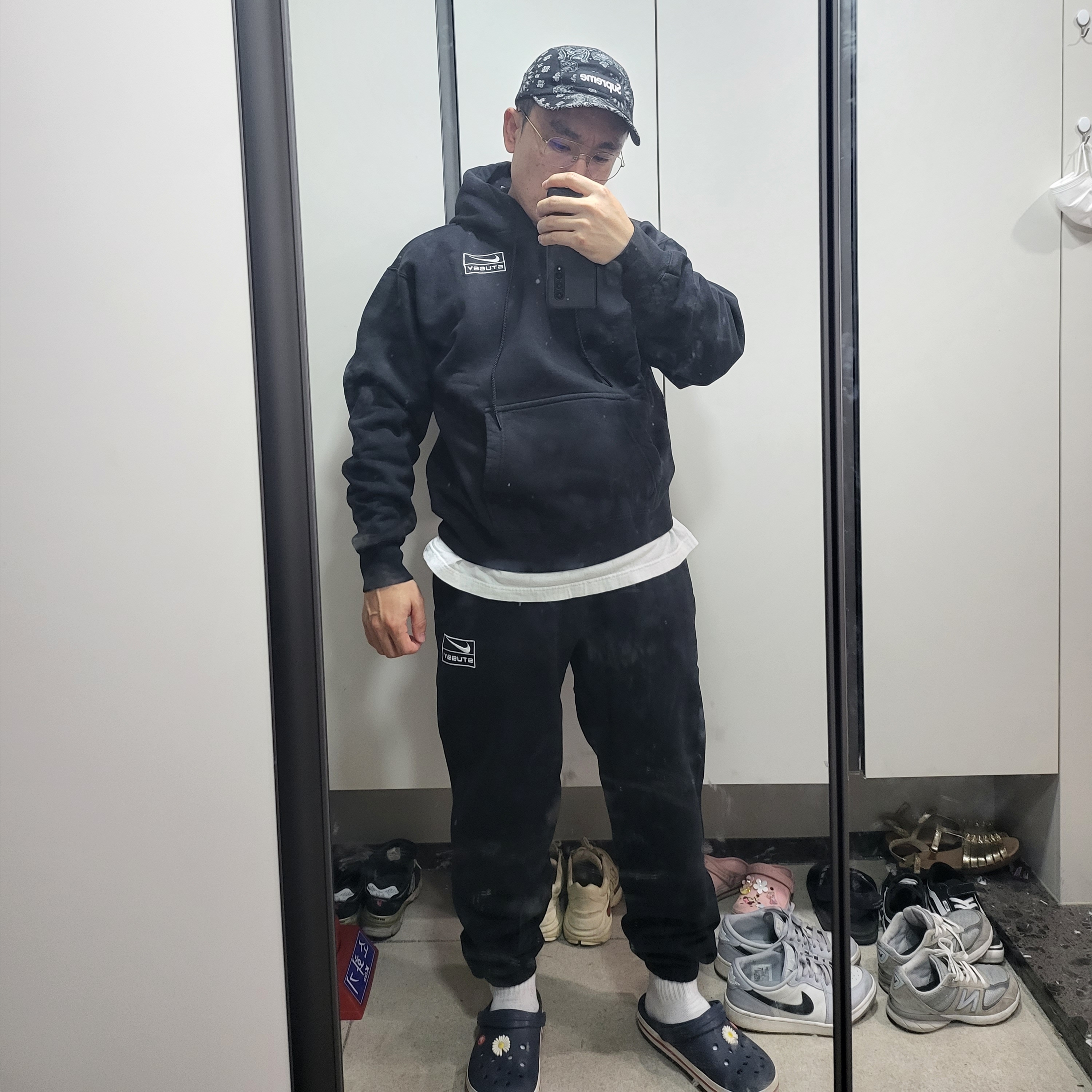 Nike x Stussy NRG RA Washed Pullover Hoodie Black (DN4028-010), Nike x Stussy NRG RA Washed Fleece Pants Black (DN4030-010) 착용 스타일 - 3