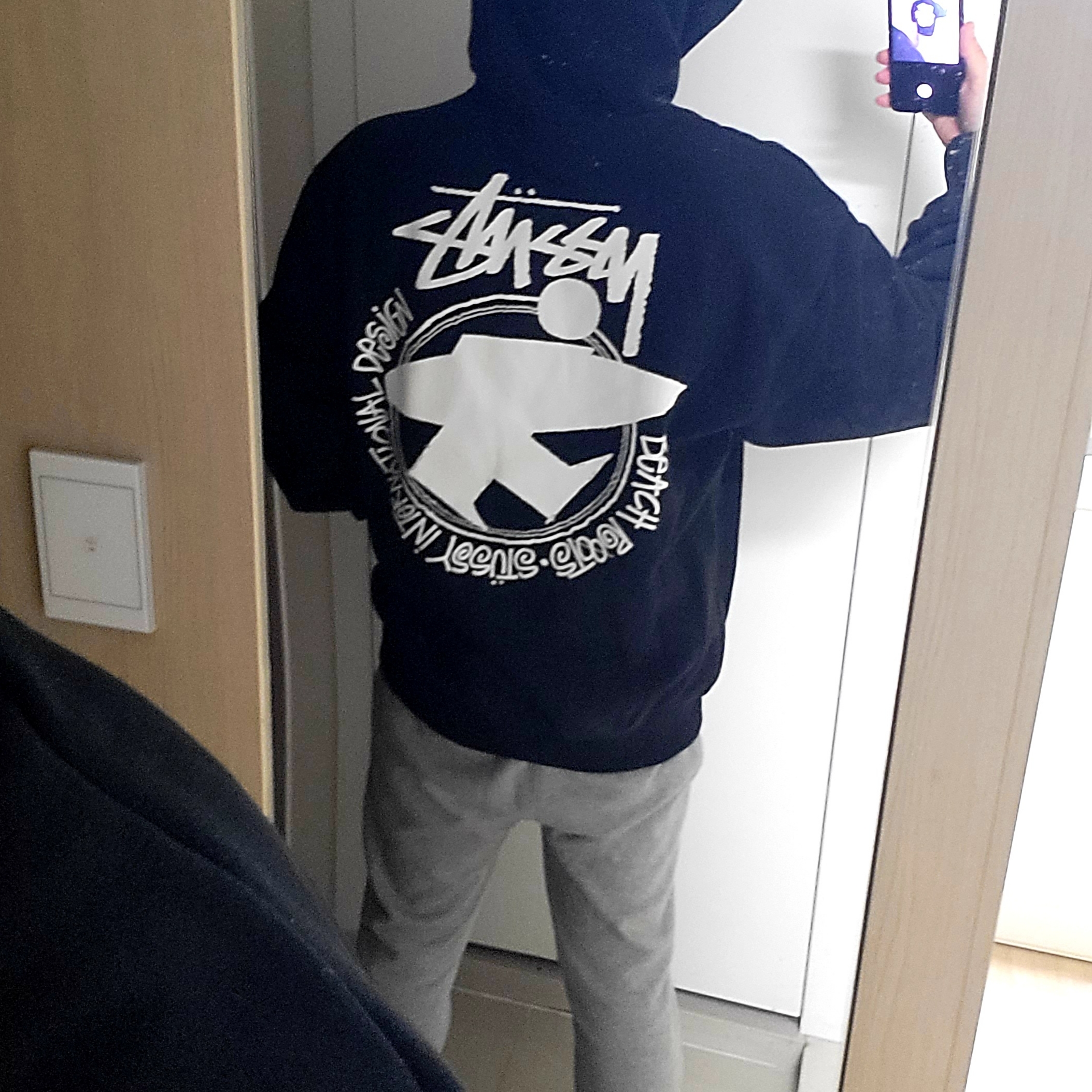 Stussy Surf Stock T-Shirt Black, Stussy Beach Roots Hoodie Black 착용 스타일 - 3
