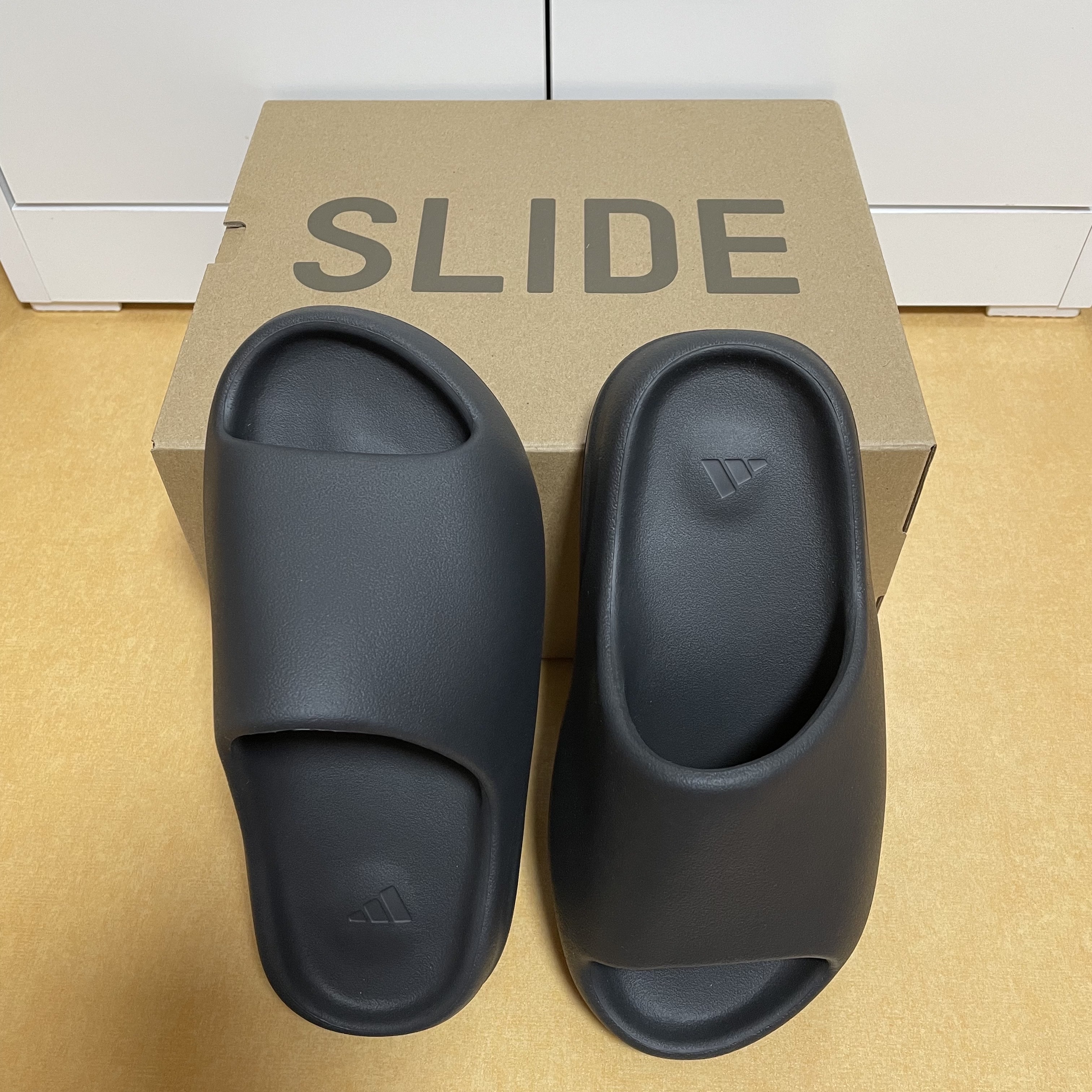 Adidas Yeezy Slide Onyx 착용 스타일 - 3
