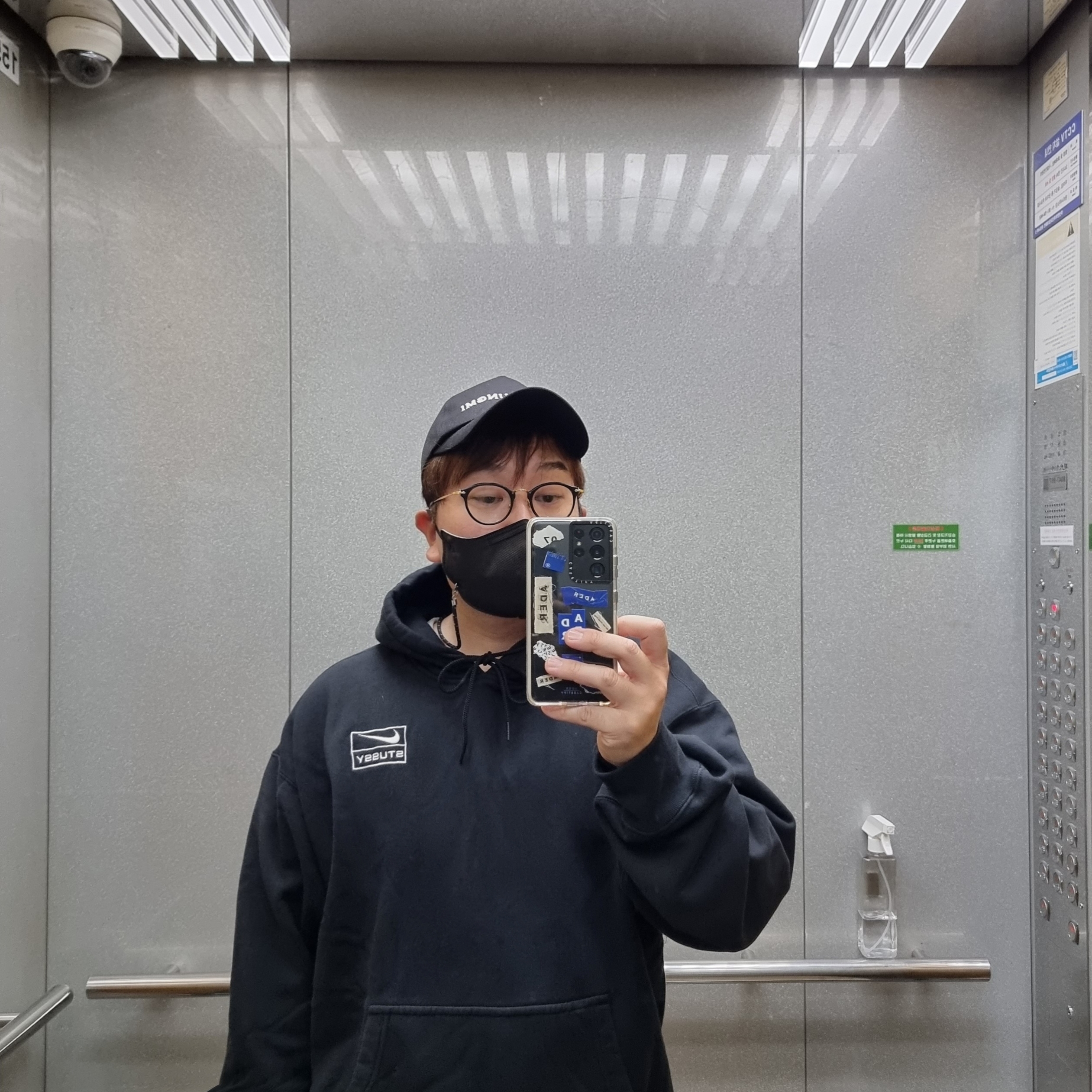 Wooyoungmi White Embroidered Logo Ball Cap Black, Nike x Stussy NRG RA Washed Pullover Hoodie Black (DN4028-010) 착용 스타일 - 2