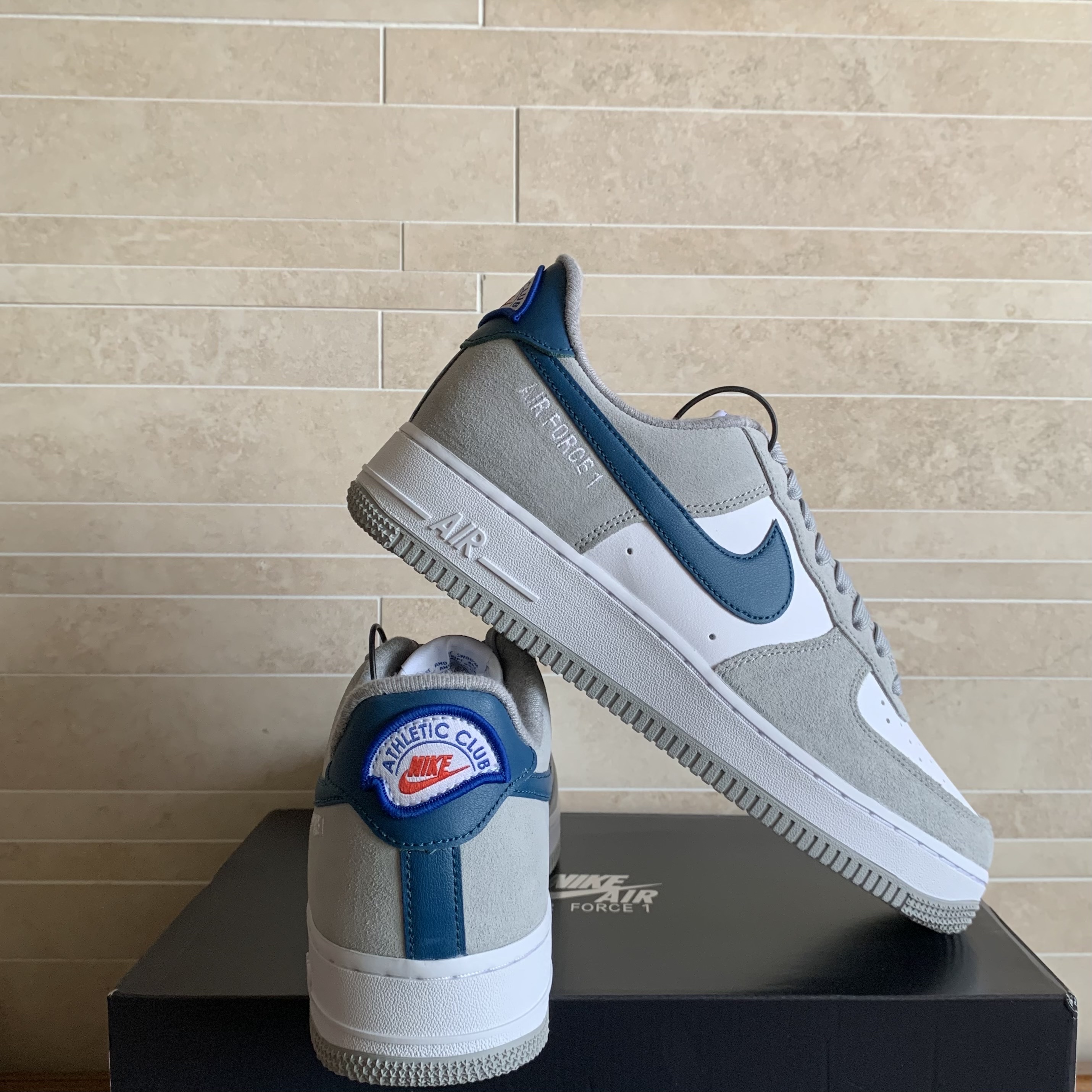 Nike Air Force 1 '07 LV8 Athletic Club Light Smoke Grey Marina 착용 스타일 - 2