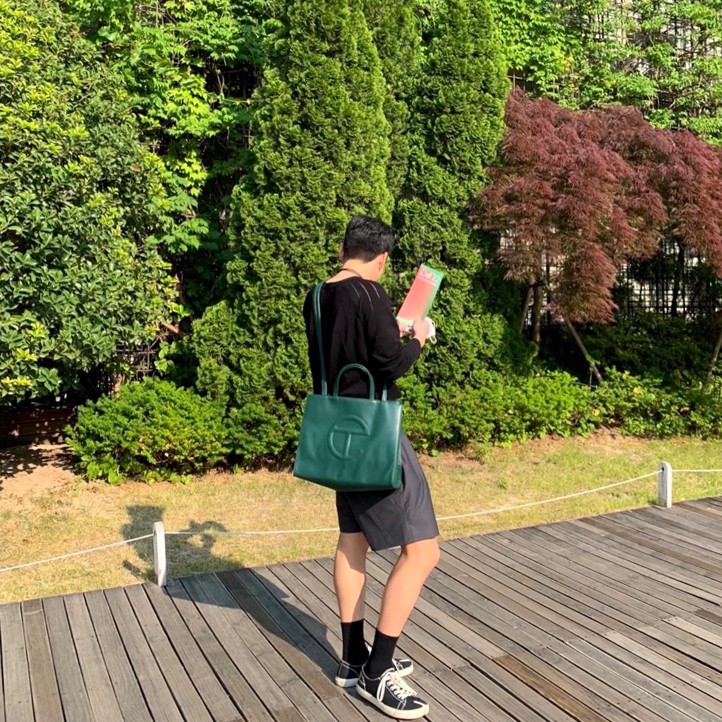 Telfar Medium Shopping Bag Dark Olive, Maison Margiela Tabi Low Black 착용 스타일
