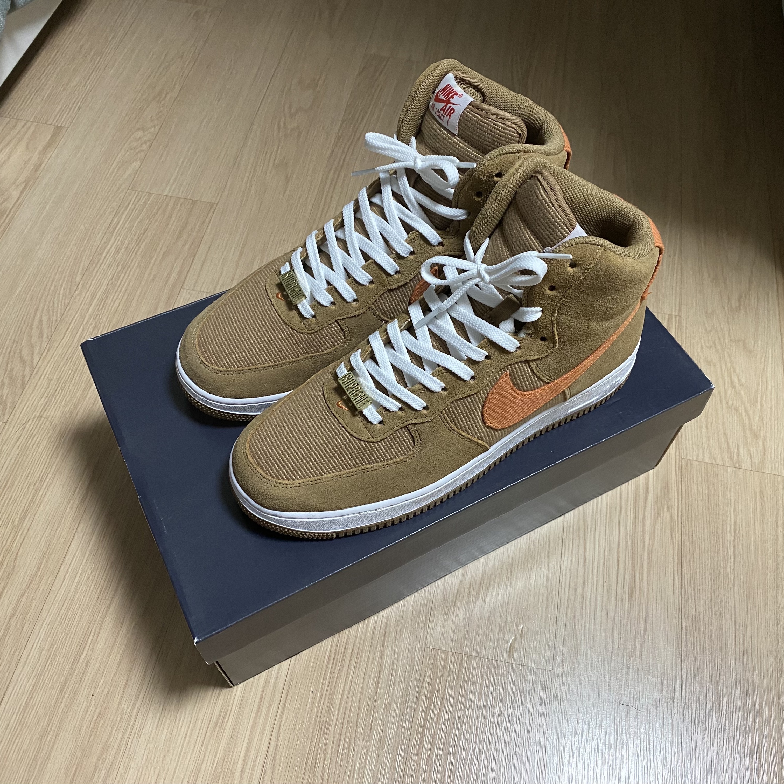 Nike Air Force 1 High '07 LX Dark Driftwood Hot Curry 착용 스타일 - 1
