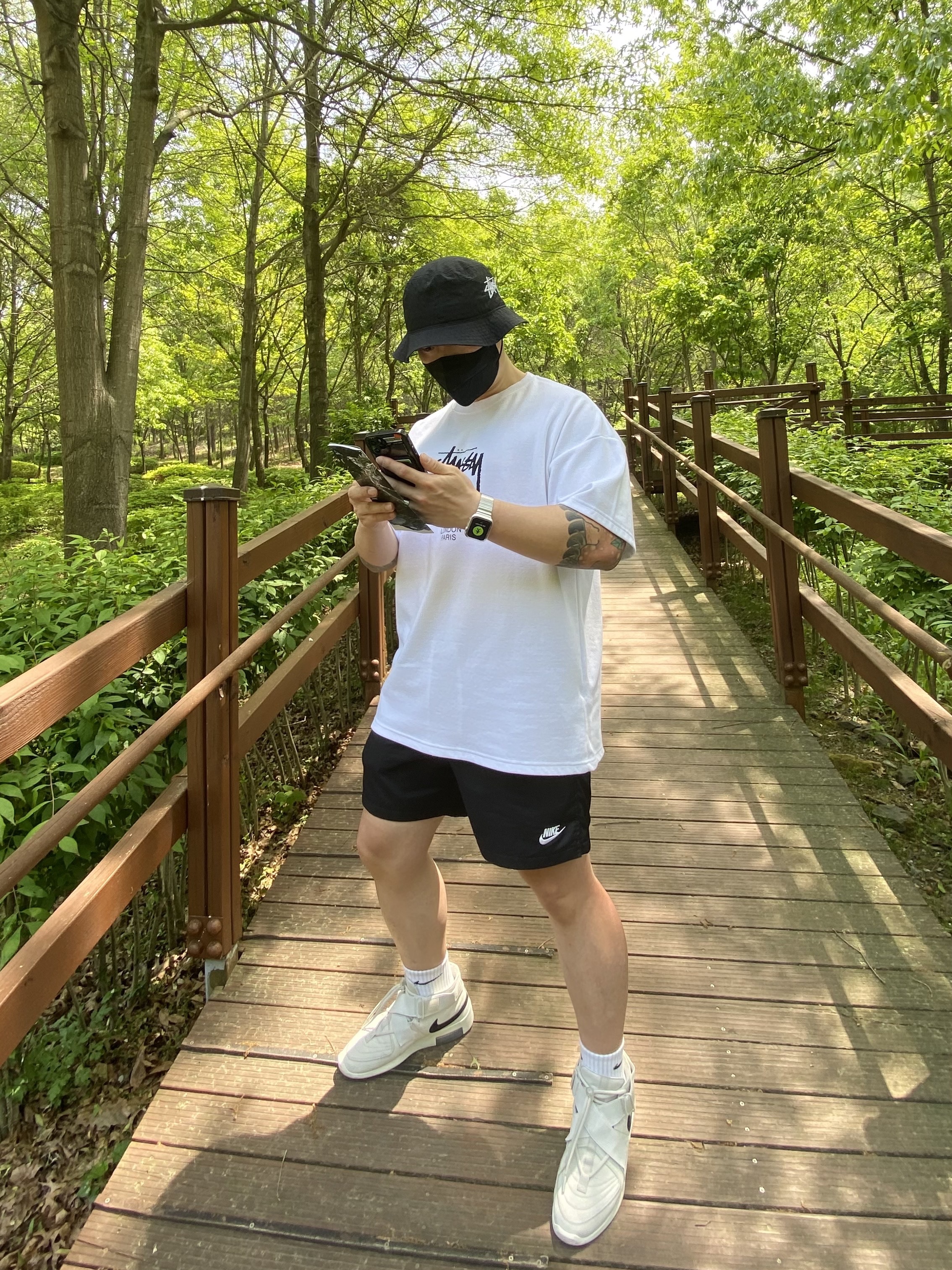 Nike x Stussy Bucket Hat Black, Nike x Stussy WT T-Shirt White - US/EU 착용 스타일