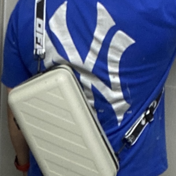 Off-White x Amore Pacific Protection Box (Without Cosmetics) 착용 스타일 - 5
