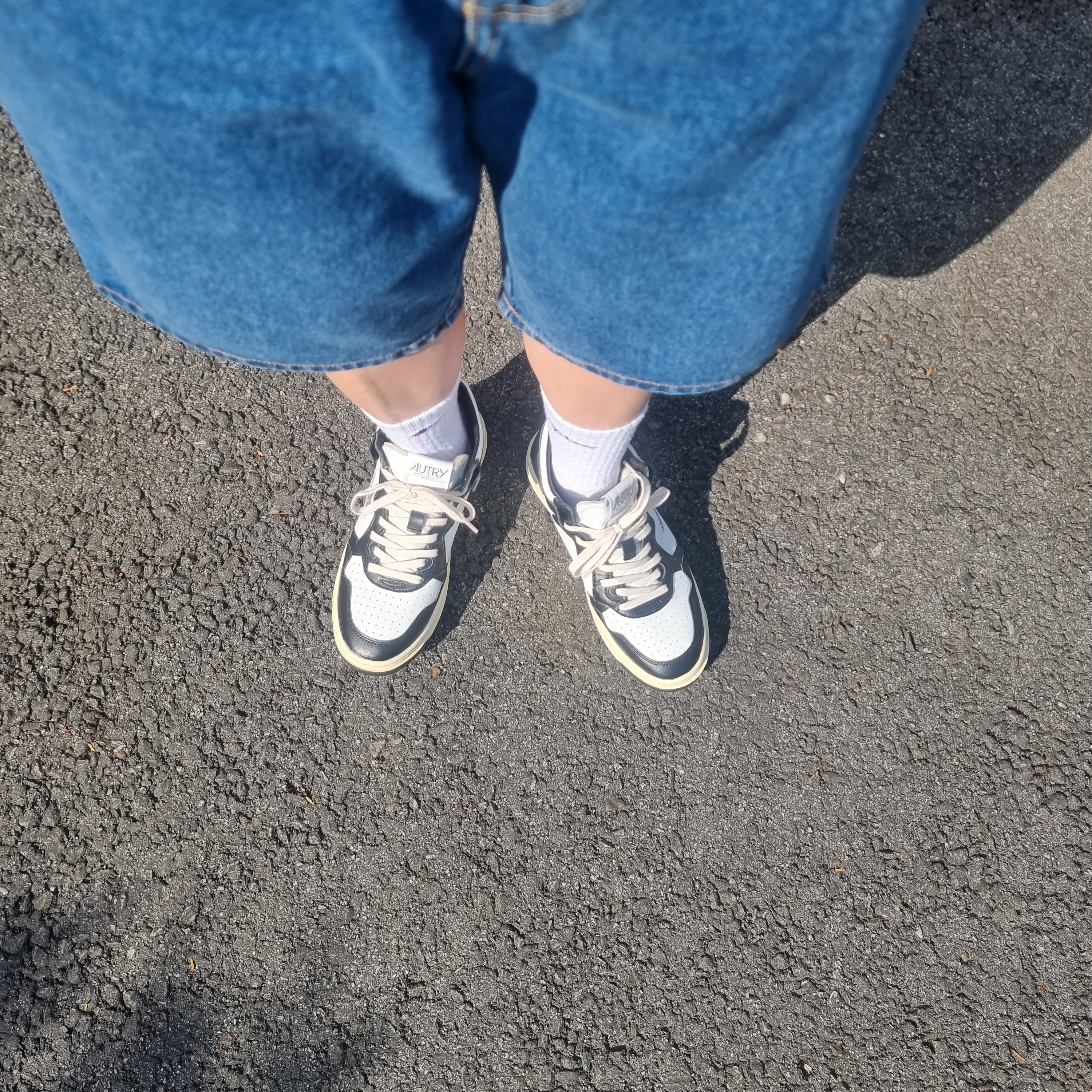 Autry Medalist Mid Leather Sneakers Black White 착용 스타일