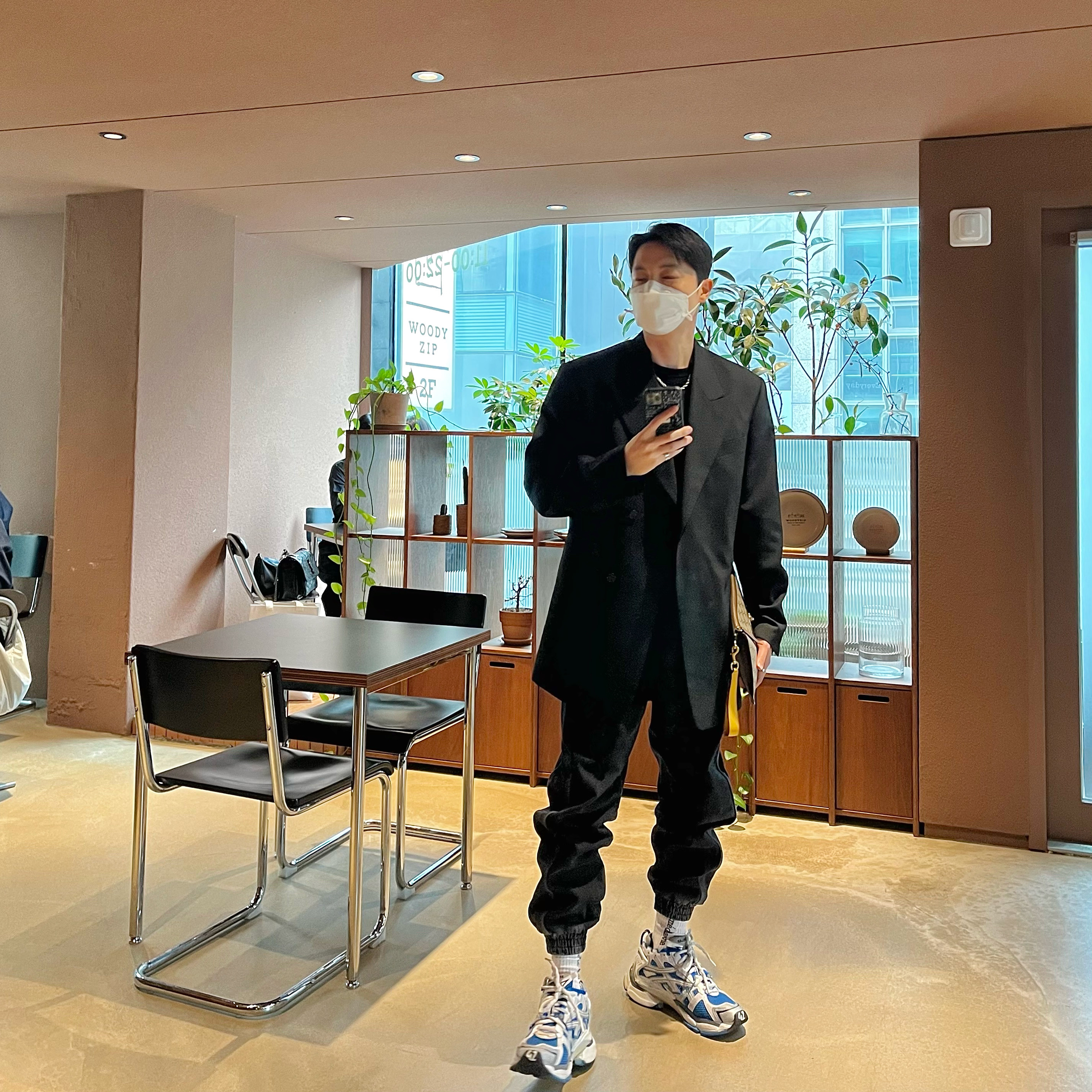 Balenciaga Runner Sneakers Blue White 착용 스타일