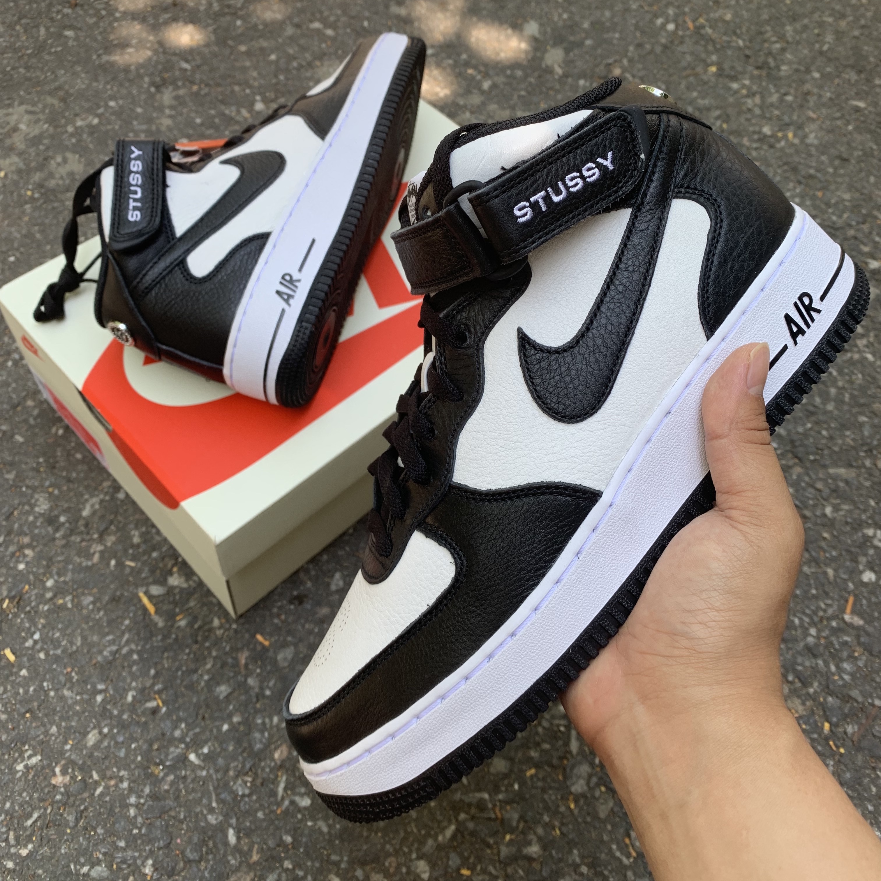 Nike x Stussy Air Force 1 '07 Mid SP Black and Light Bone 착용 스타일