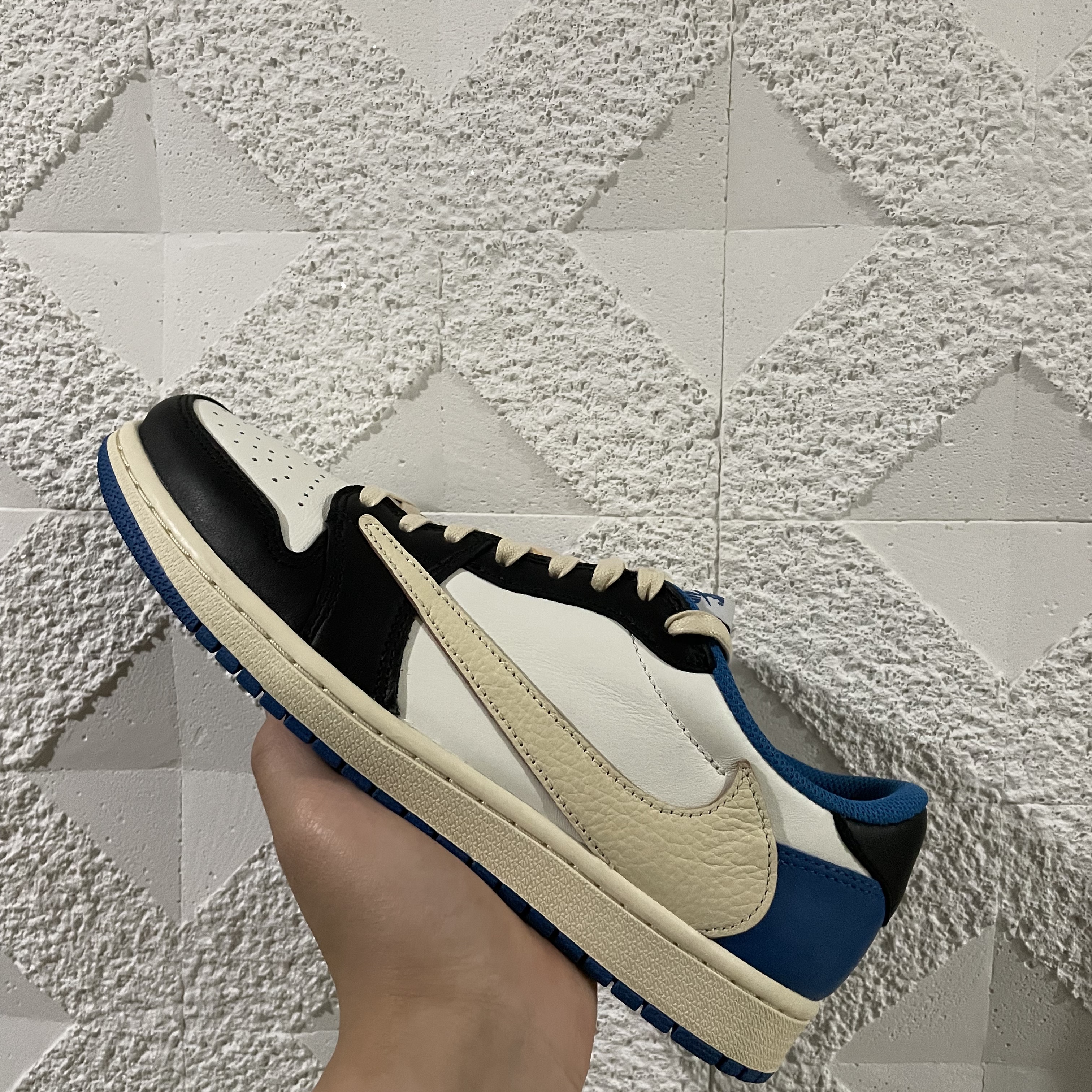 Jordan 1 x Travis Scott x Fragment Retro Low OG SP Military Blue 착용 스타일
