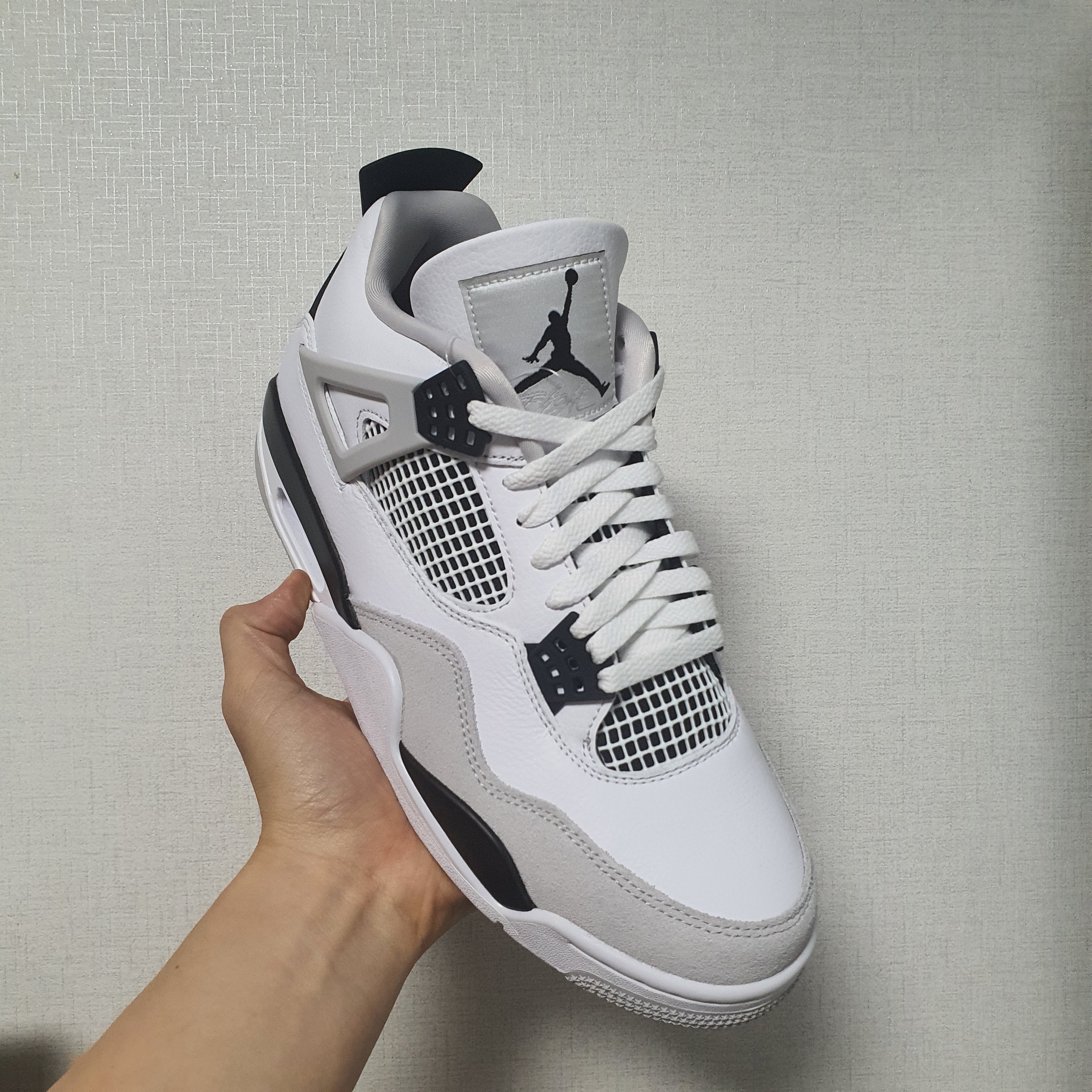 Jordan 4 Retro White and Black 착용 스타일