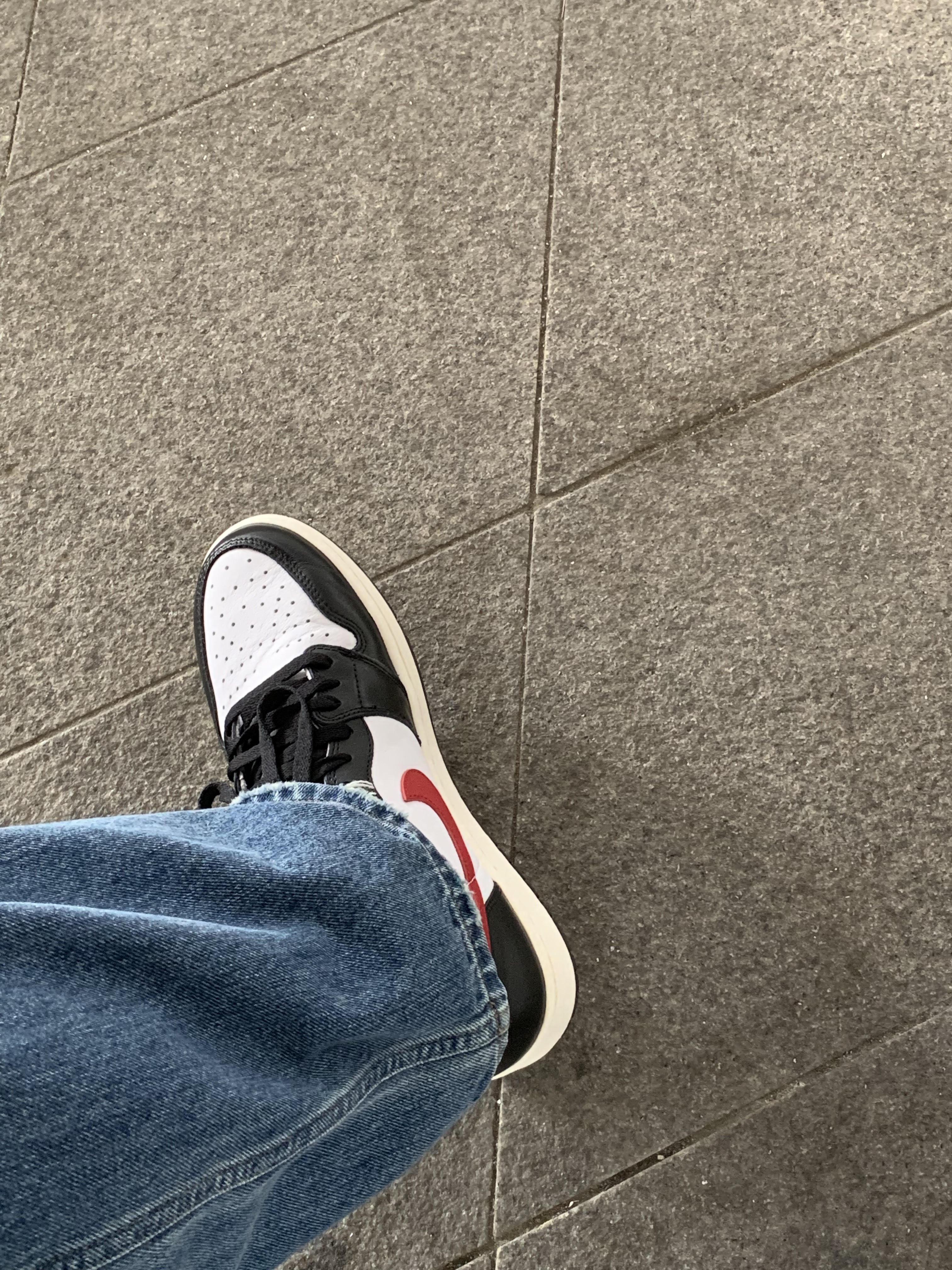 Ader Error x Eastpak Up-Down Sling Black, Jordan 1 Retro High OG Gym Red 착용 스타일 - 3