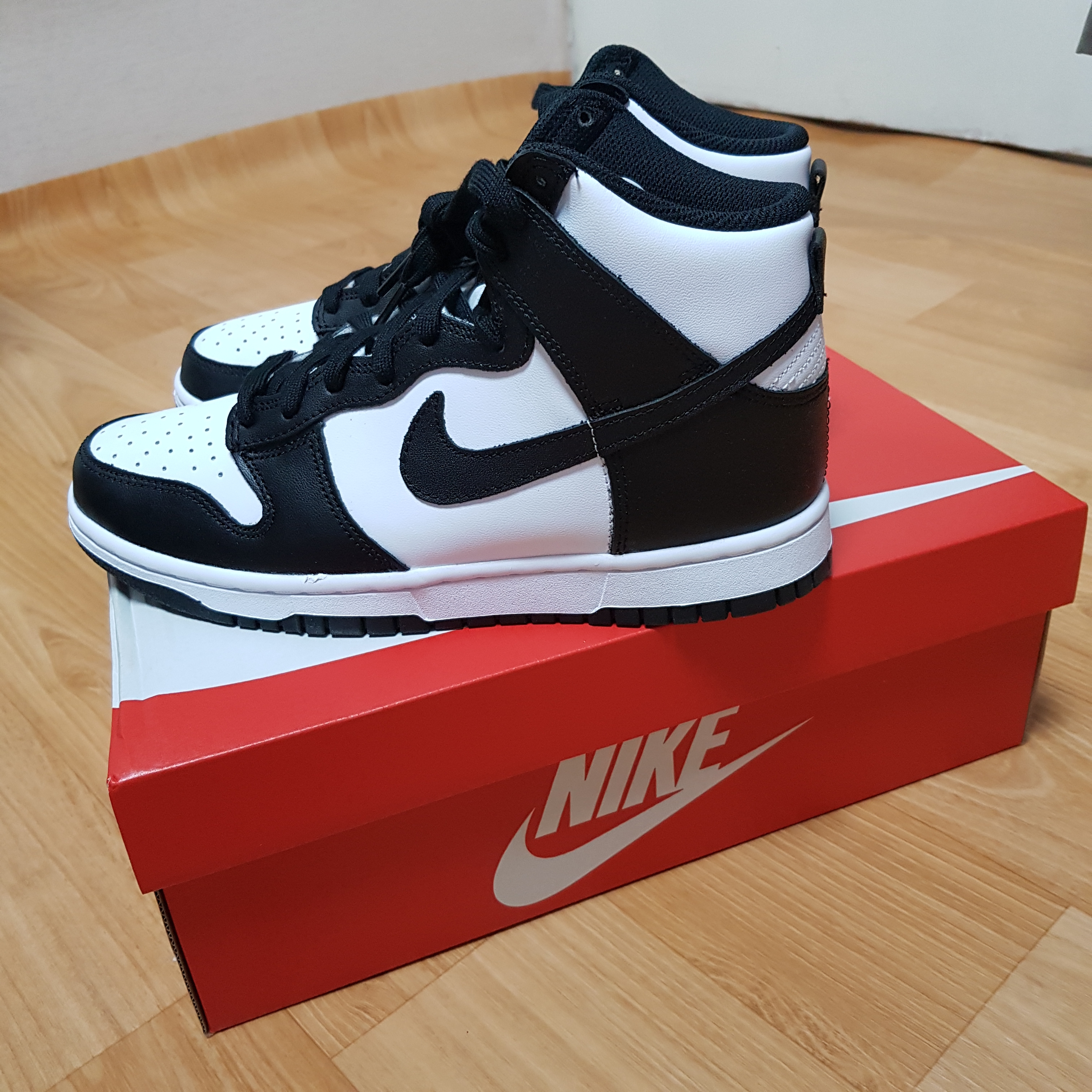 (W) Nike Dunk High Black and White 착용 스타일 - 1
