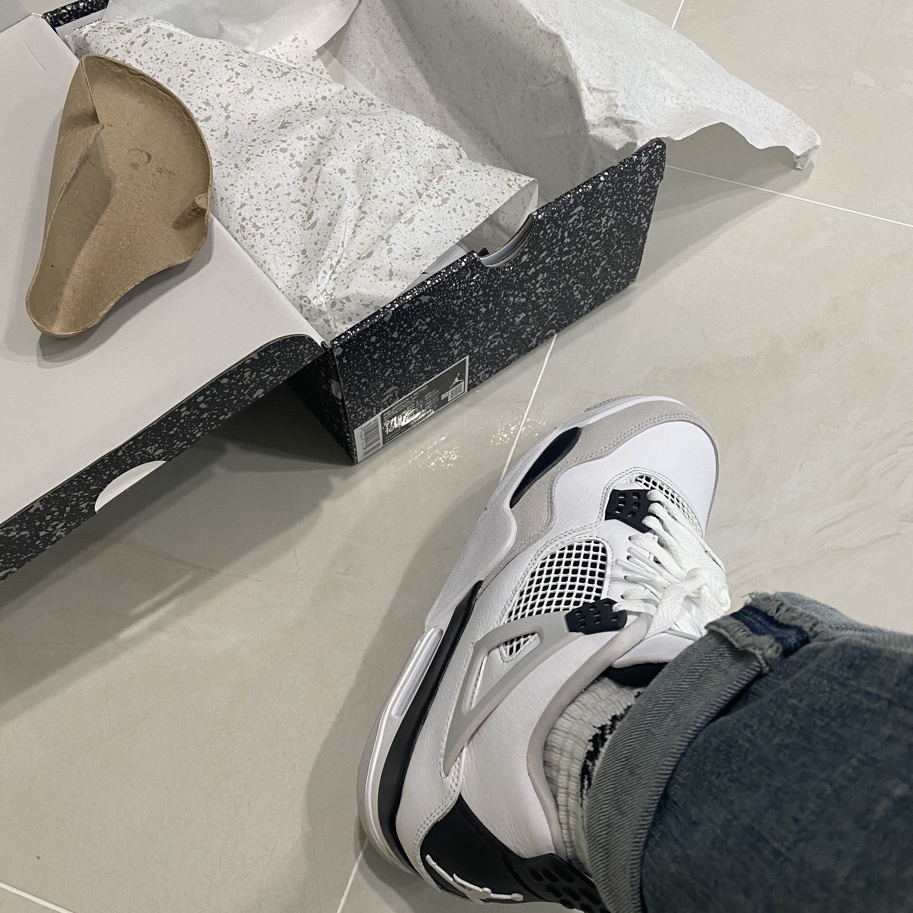 Jordan 4 Retro White and Black 착용 스타일