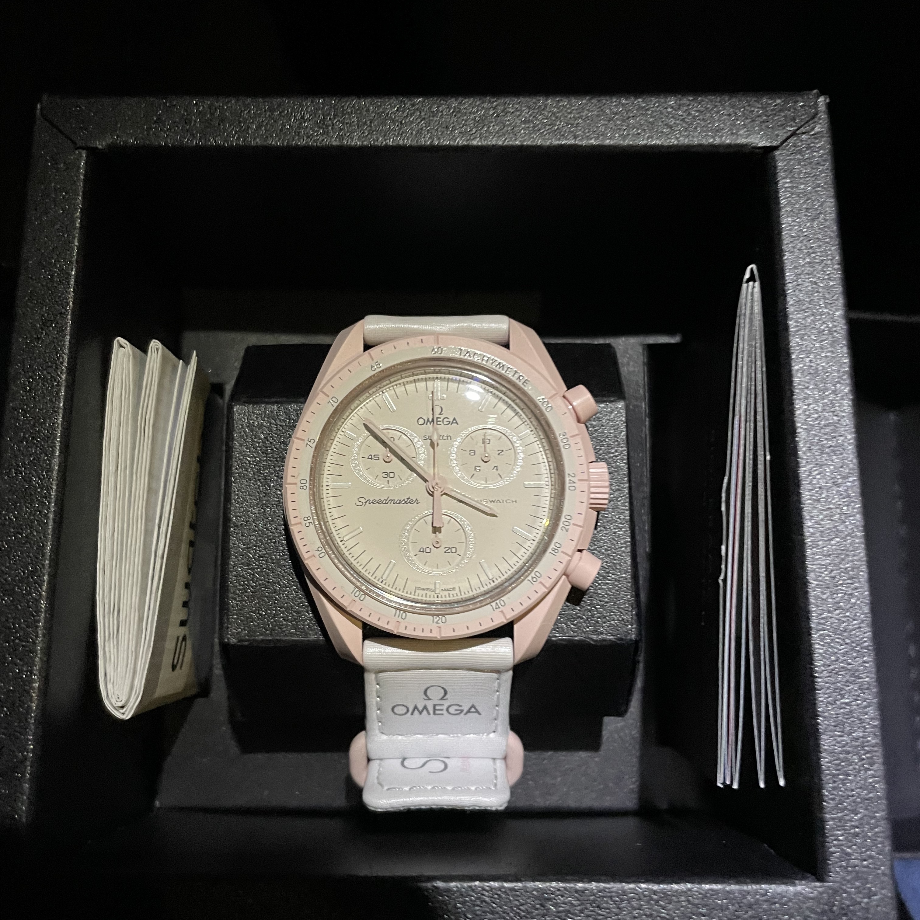Swatch x Omega Bioceramic MoonSwatch Mission To Venus 착용 스타일 - 3