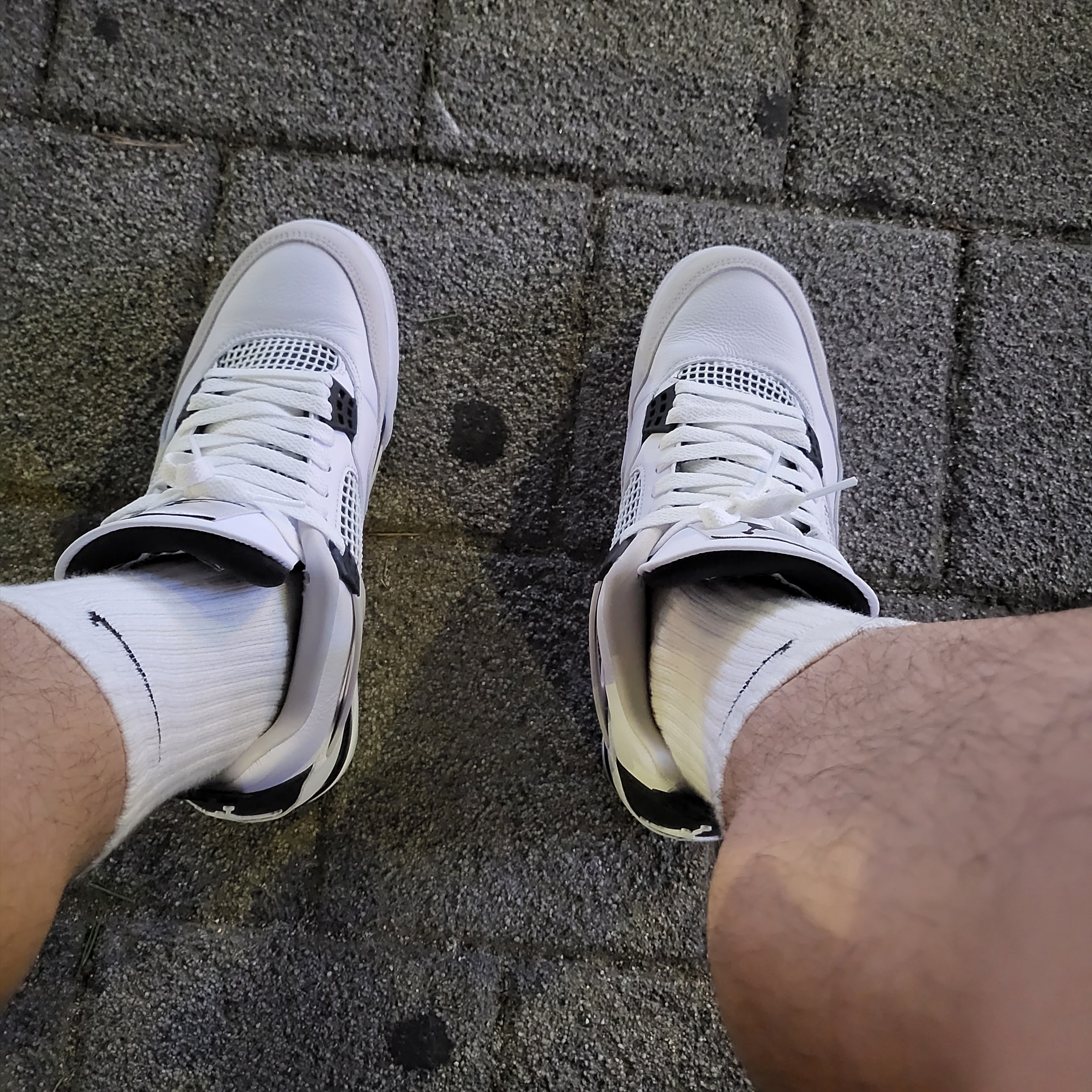 Jordan 4 Retro White and Black 착용 스타일 - 1