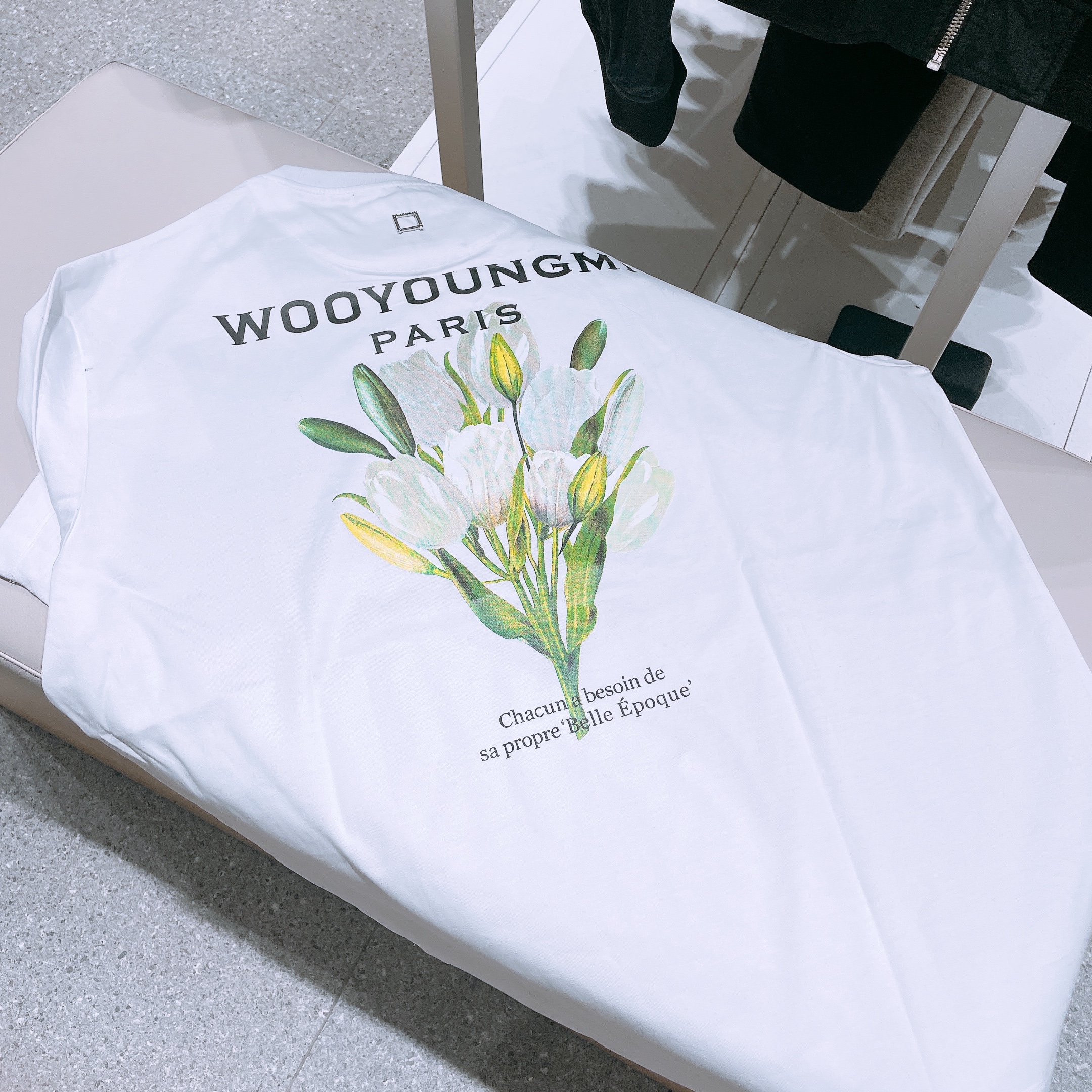 Wooyoungmi Flower Print Back Logo T-Shirt White - 22SS 착용 스타일 - 2