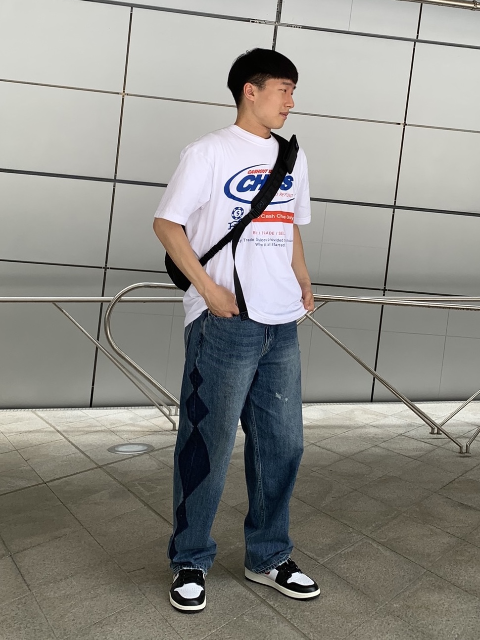 Ader Error x Eastpak Up-Down Sling Black, Jordan 1 Retro High OG Gym Red 착용 스타일 - 1