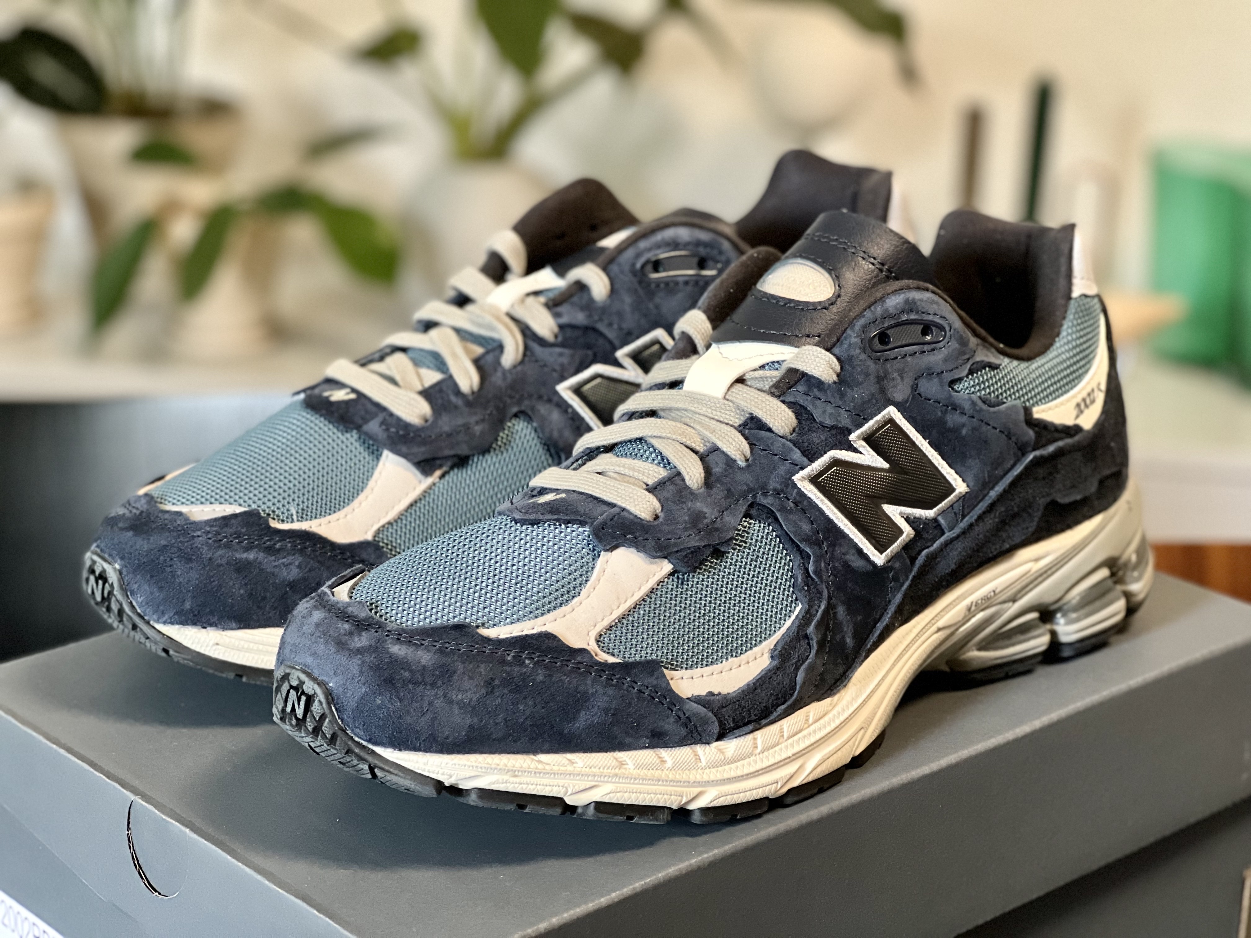 New Balance 2002R Protection Pack Dark Navy 착용 스타일 - 1