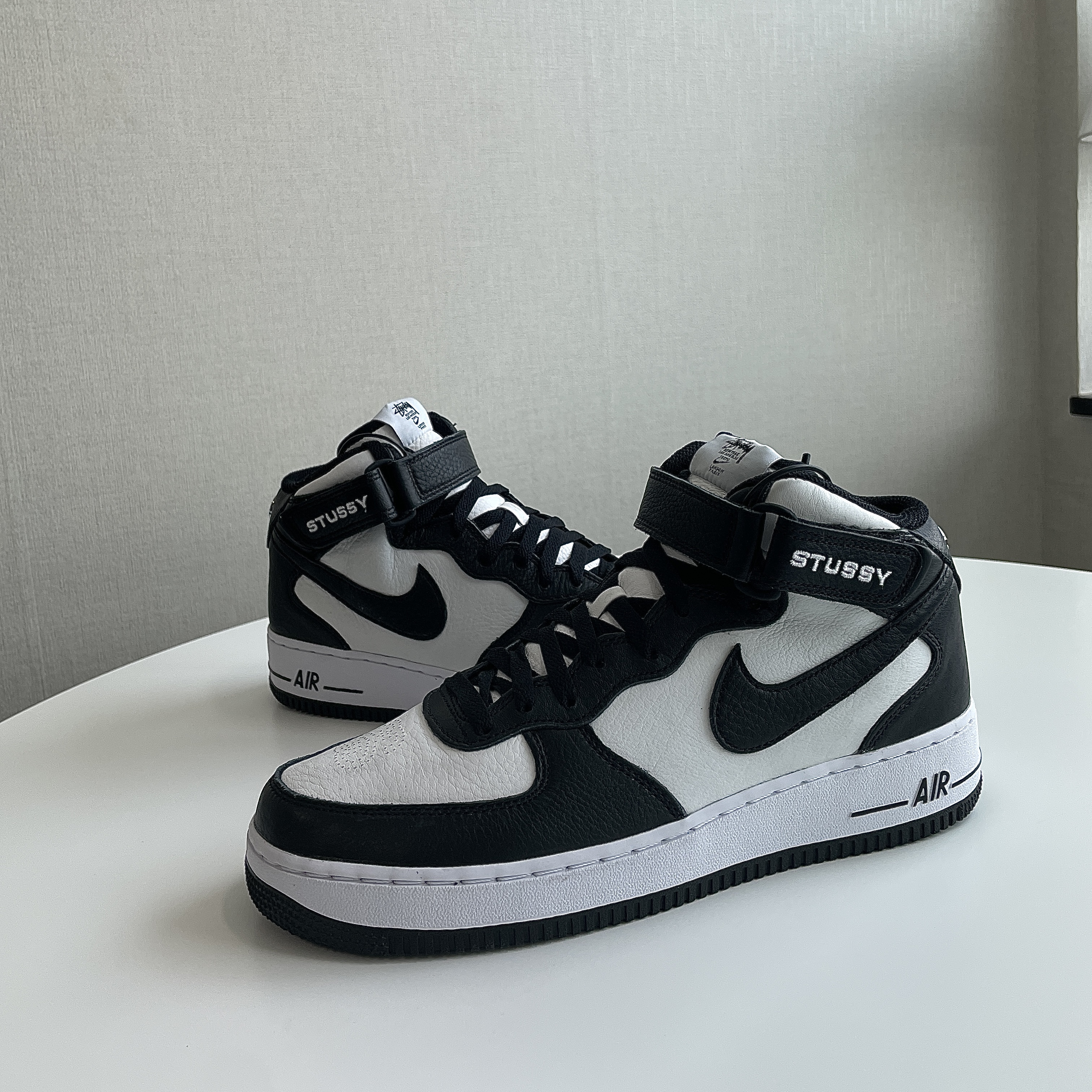Nike x Stussy Air Force 1 '07 Mid SP Black and Light Bone 착용 스타일 - 1