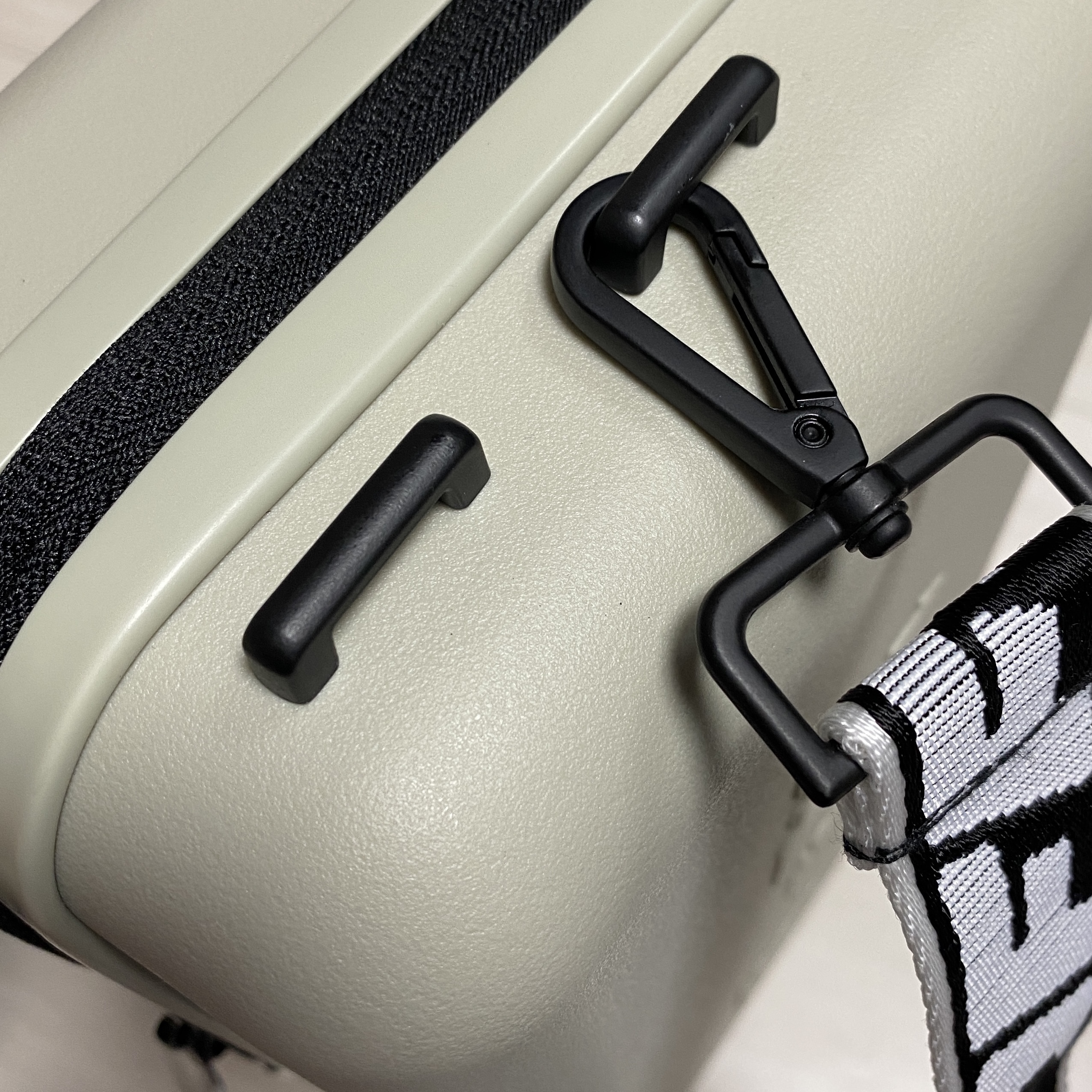 Off-White x Amore Pacific Protection Box (Without Cosmetics) 착용 스타일 - 3