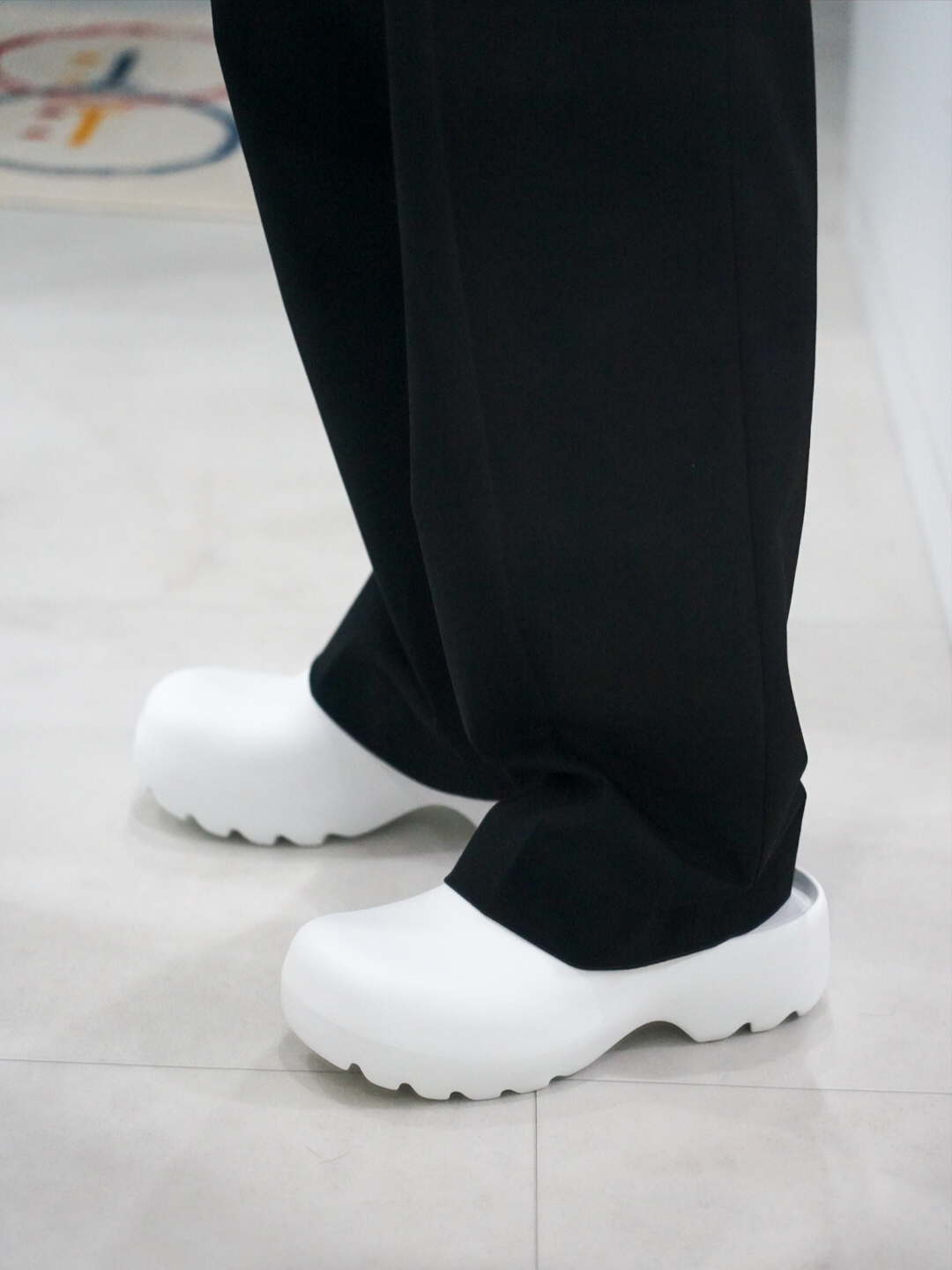 Bottega Veneta Rubber Flash Clog Chalk 착용 스타일