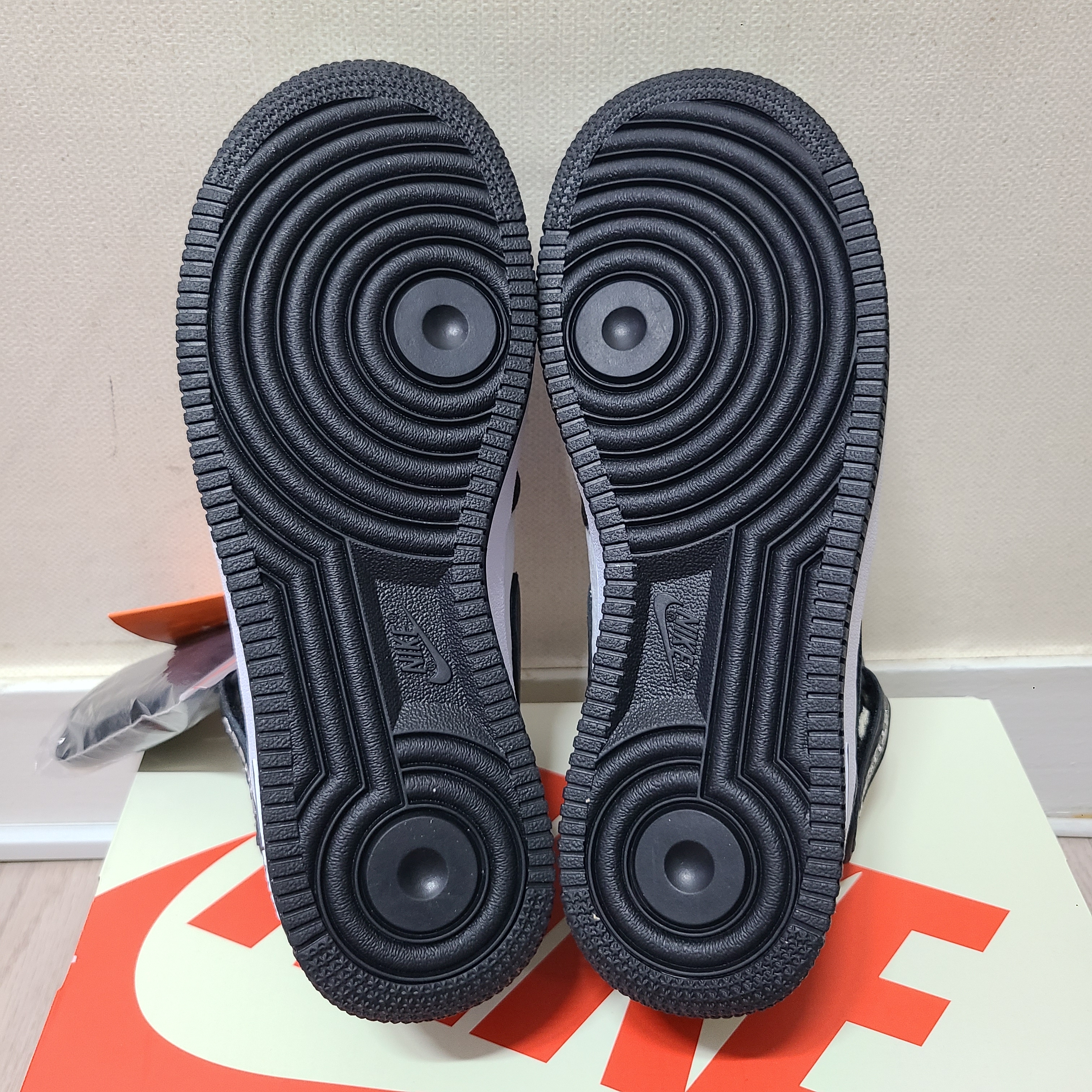 Nike x Stussy Air Force 1 '07 Mid SP Black and Light Bone 착용 스타일 - 5