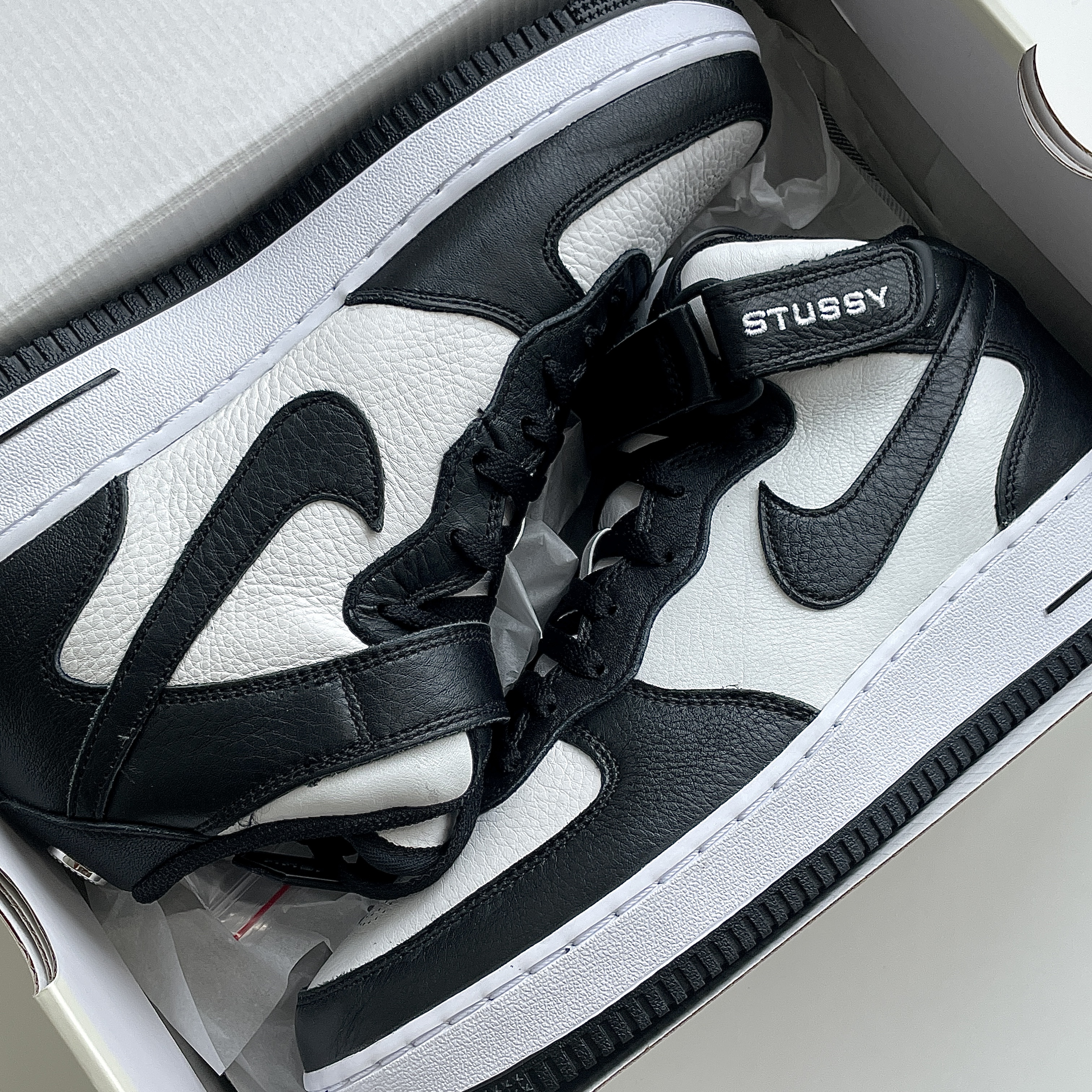 Nike x Stussy Air Force 1 '07 Mid SP Black and Light Bone 착용 스타일 - 2