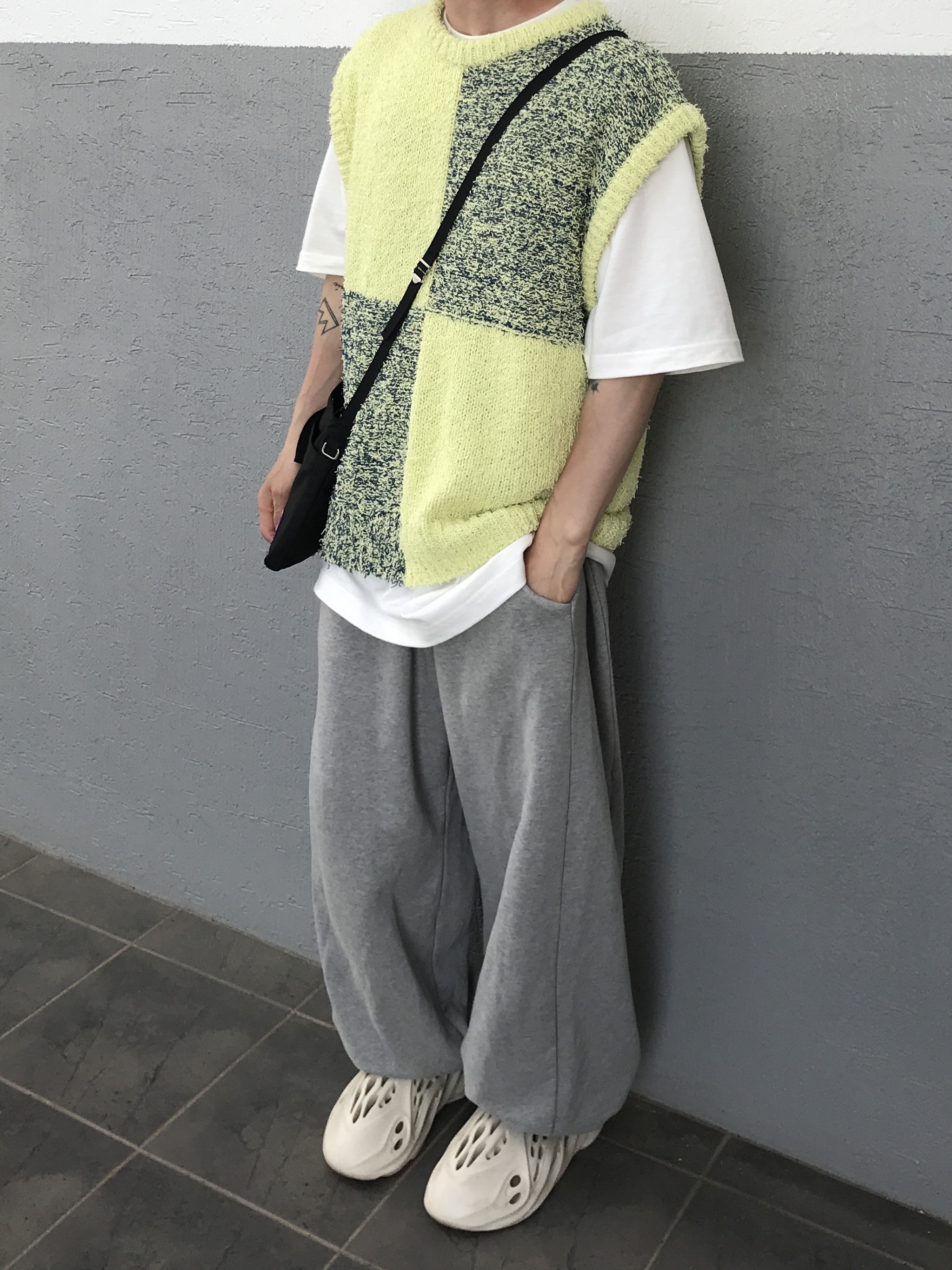 Adidas Yeezy Foam RNNR Sand 착용 스타일