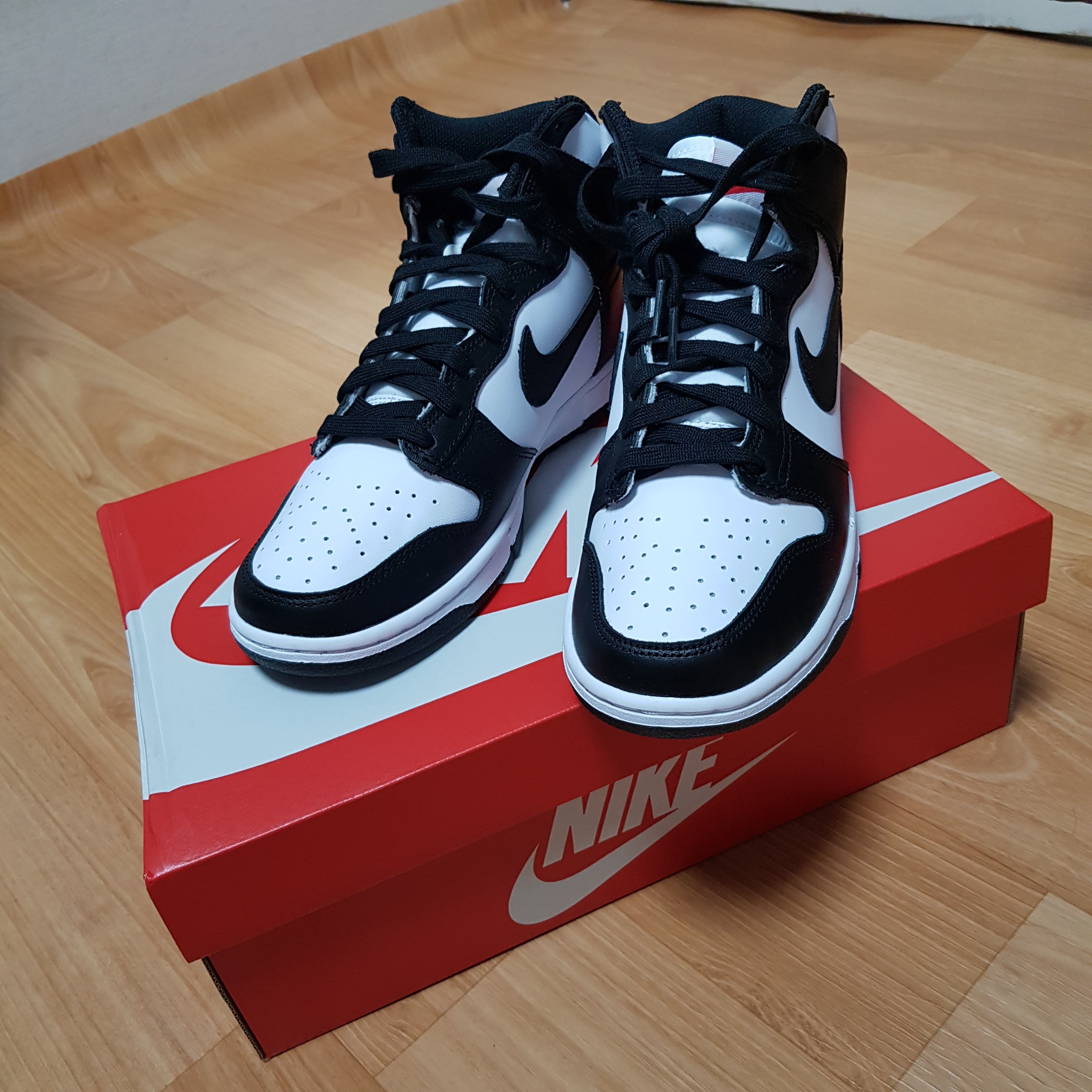 (W) Nike Dunk High Black and White 착용 스타일 - 2