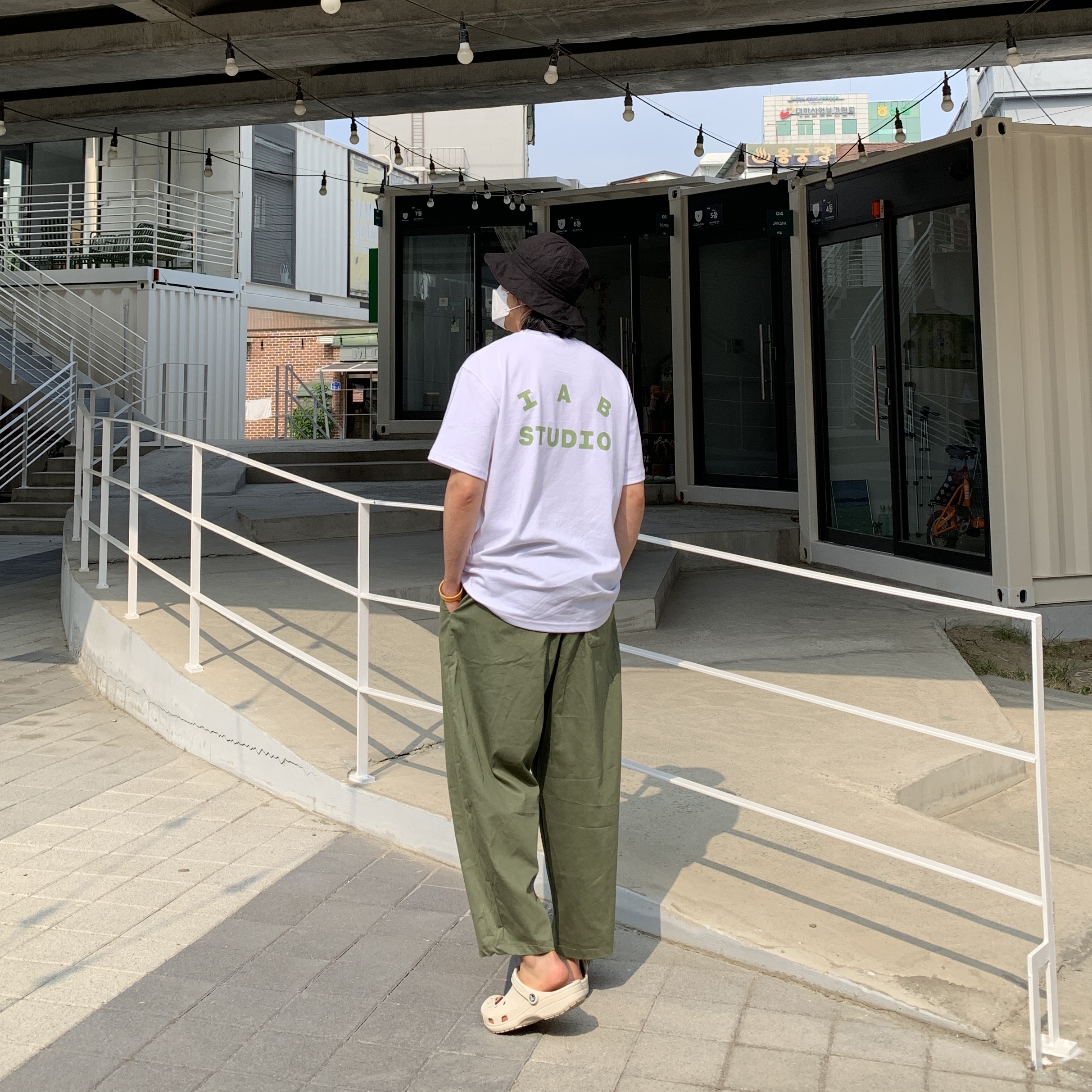 IAB Studio T-Shirt White Light Green, Crocs Classic Clog Stucco 착용 스타일 - 1
