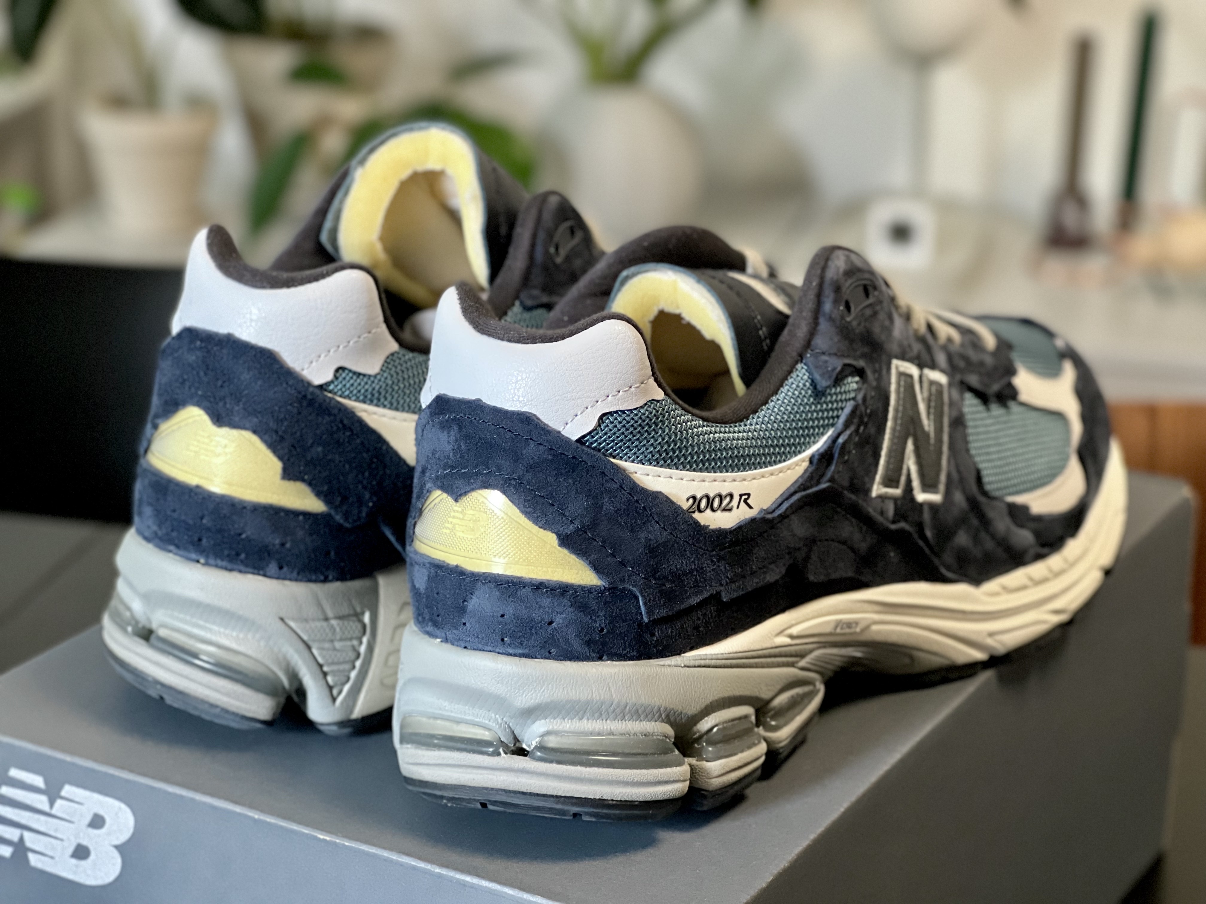 New Balance 2002R Protection Pack Dark Navy 착용 스타일 - 3
